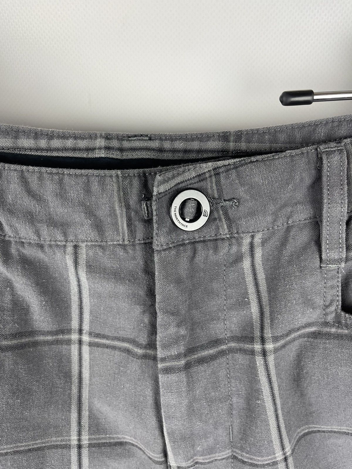 The North Face The North Face grey checkered chino cargo shorts Size US 34 / EU 50 - 5 Thumbnail