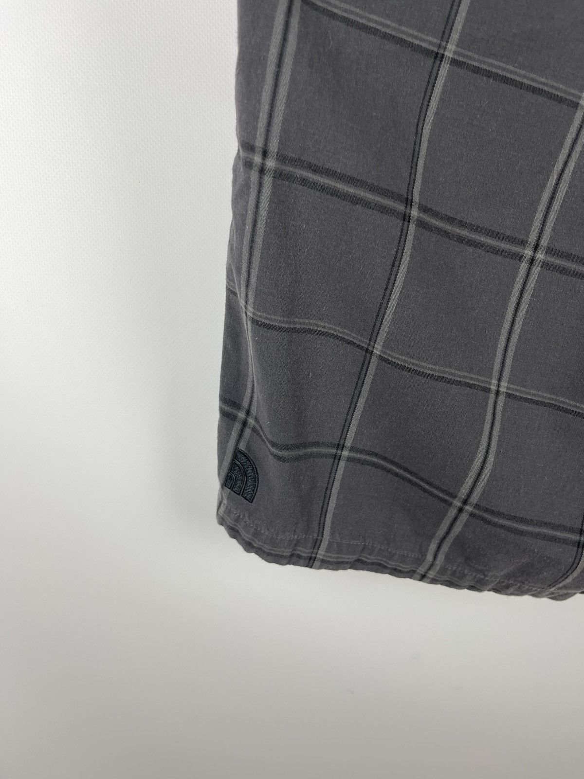 The North Face The North Face grey checkered chino cargo shorts Size US 34 / EU 50 - 6 Thumbnail