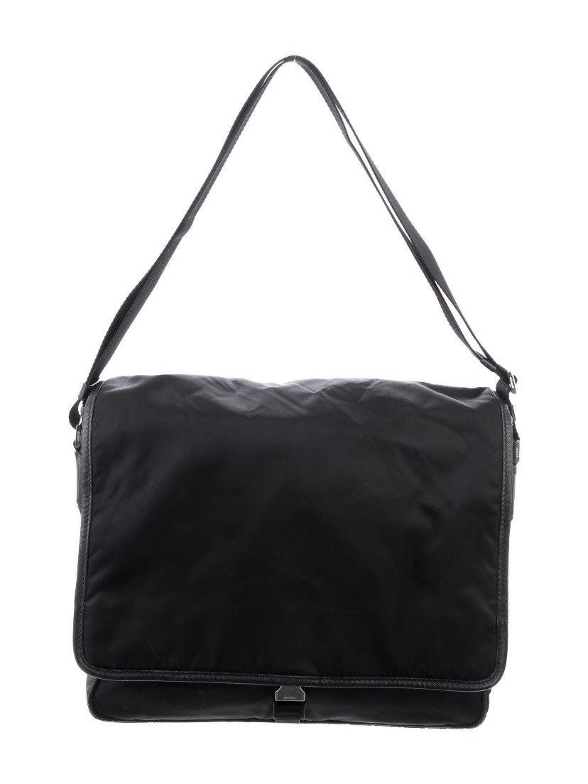 prada-nylon-messenger-bag-grailed