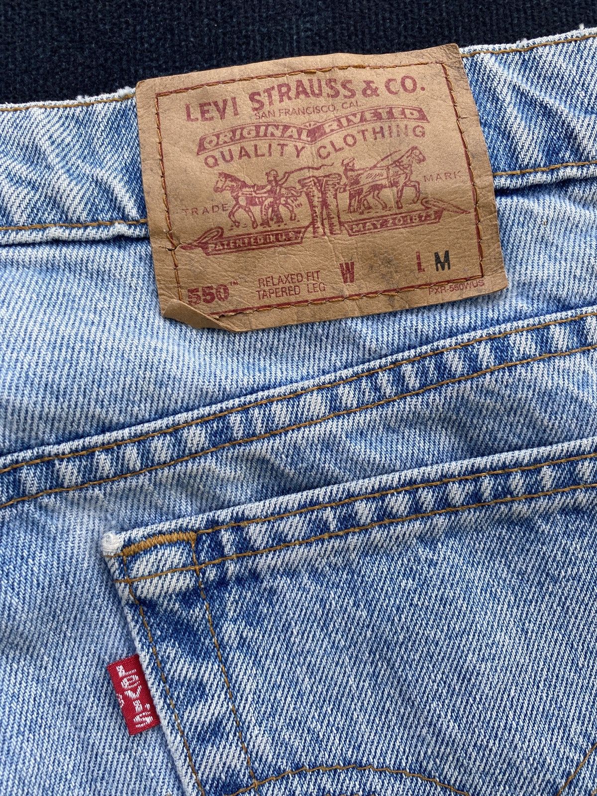 Levi's VINTAGE LEVIS 550 BLUE WASH JEANS -J449 Size US 37 - 11 Thumbnail