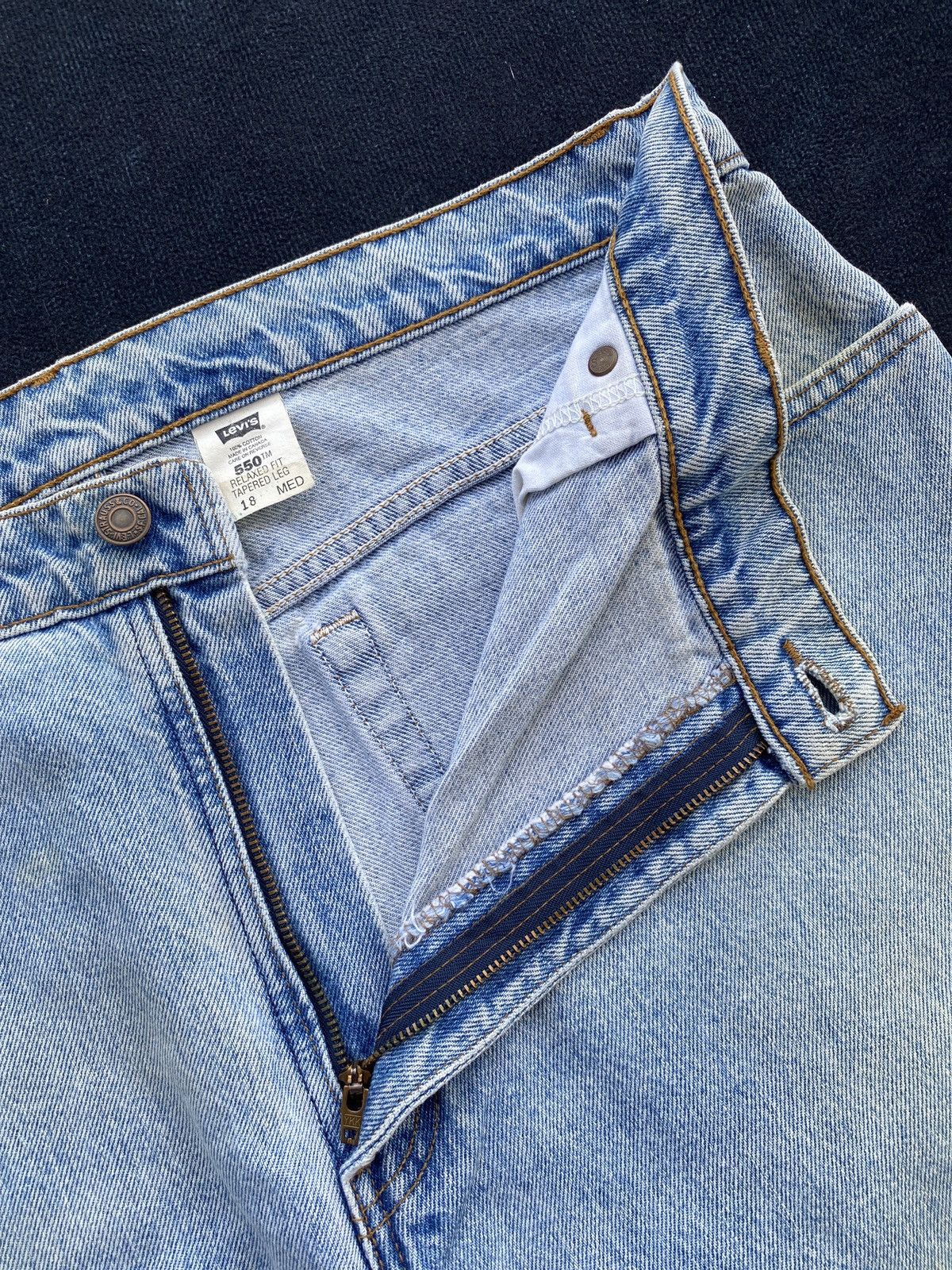 Levi's VINTAGE LEVIS 550 BLUE WASH JEANS -J449 Size US 37 - 5 Thumbnail
