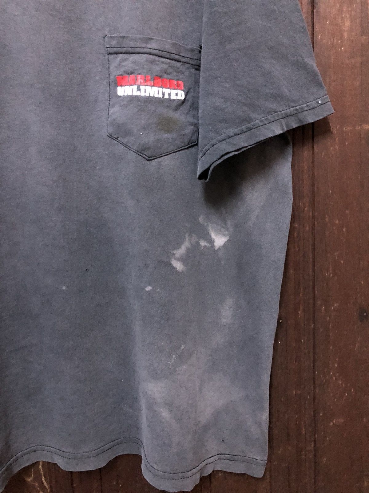 Marlboro Unlimited × Vintage DISTRESS! Vintage Marlboro Unlimited Gecko Pocket Tee Shirt Size US XL / EU 56 / 4 - 5 Thumbnail