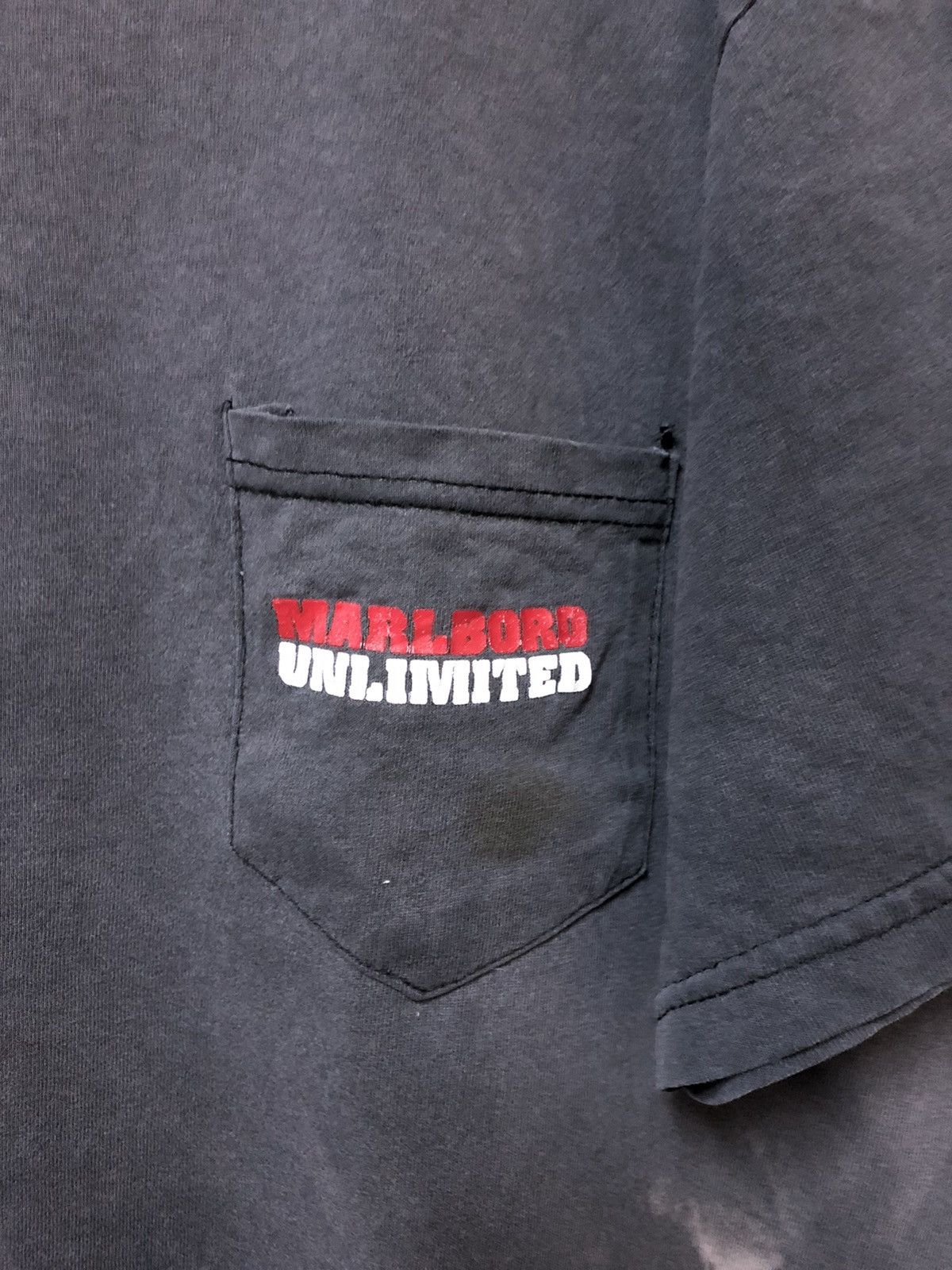 Marlboro Unlimited × Vintage DISTRESS! Vintage Marlboro Unlimited Gecko Pocket Tee Shirt Size US XL / EU 56 / 4 - 6 Thumbnail