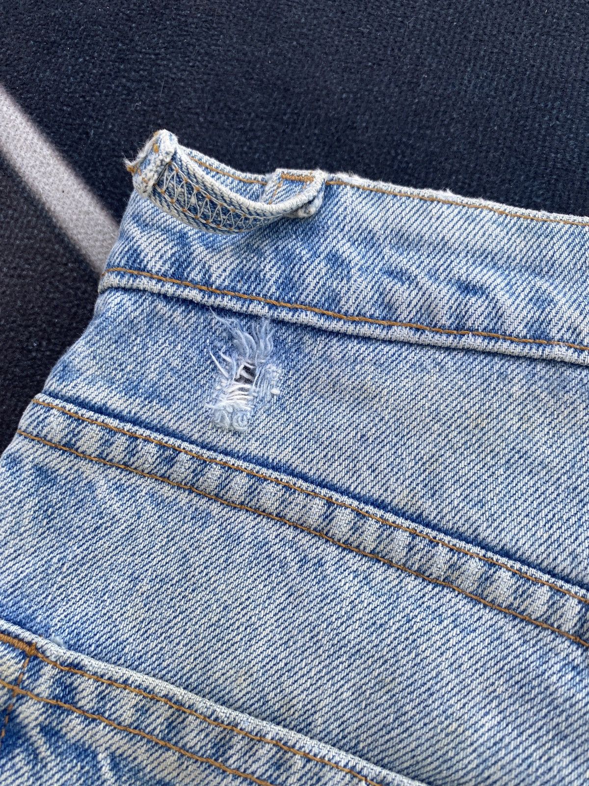 Levi's VINTAGE LEVIS 550 BLUE WASH JEANS -J451 Size US 39 - 12 Thumbnail