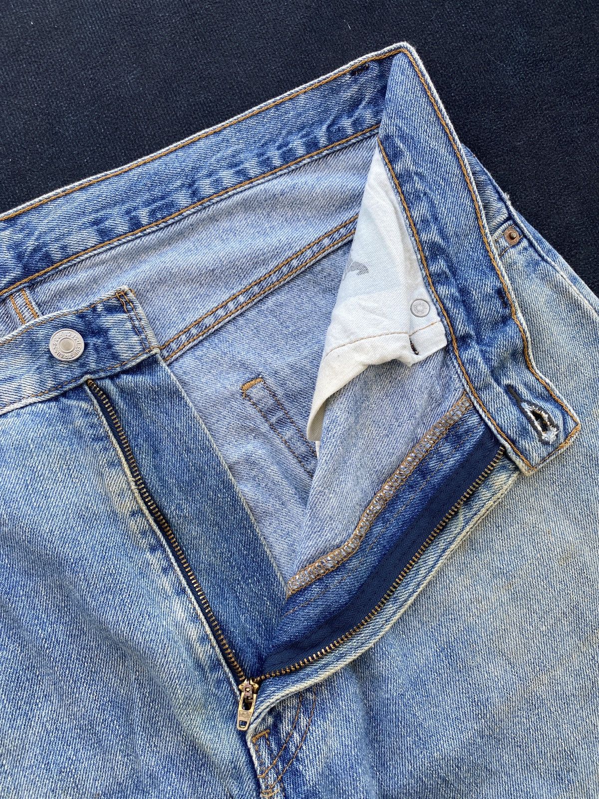 Levi's VINTAGE LEVIS 550 SINGLE ‘R’ BLUE WASH JEANS -J454 Size US 37 - 5 Thumbnail