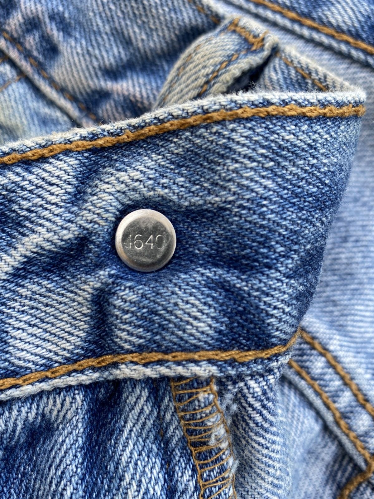 Levi's VINTAGE LEVIS 550 SINGLE ‘R’ BLUE WASH JEANS -J454 Size US 37 - 6 Thumbnail