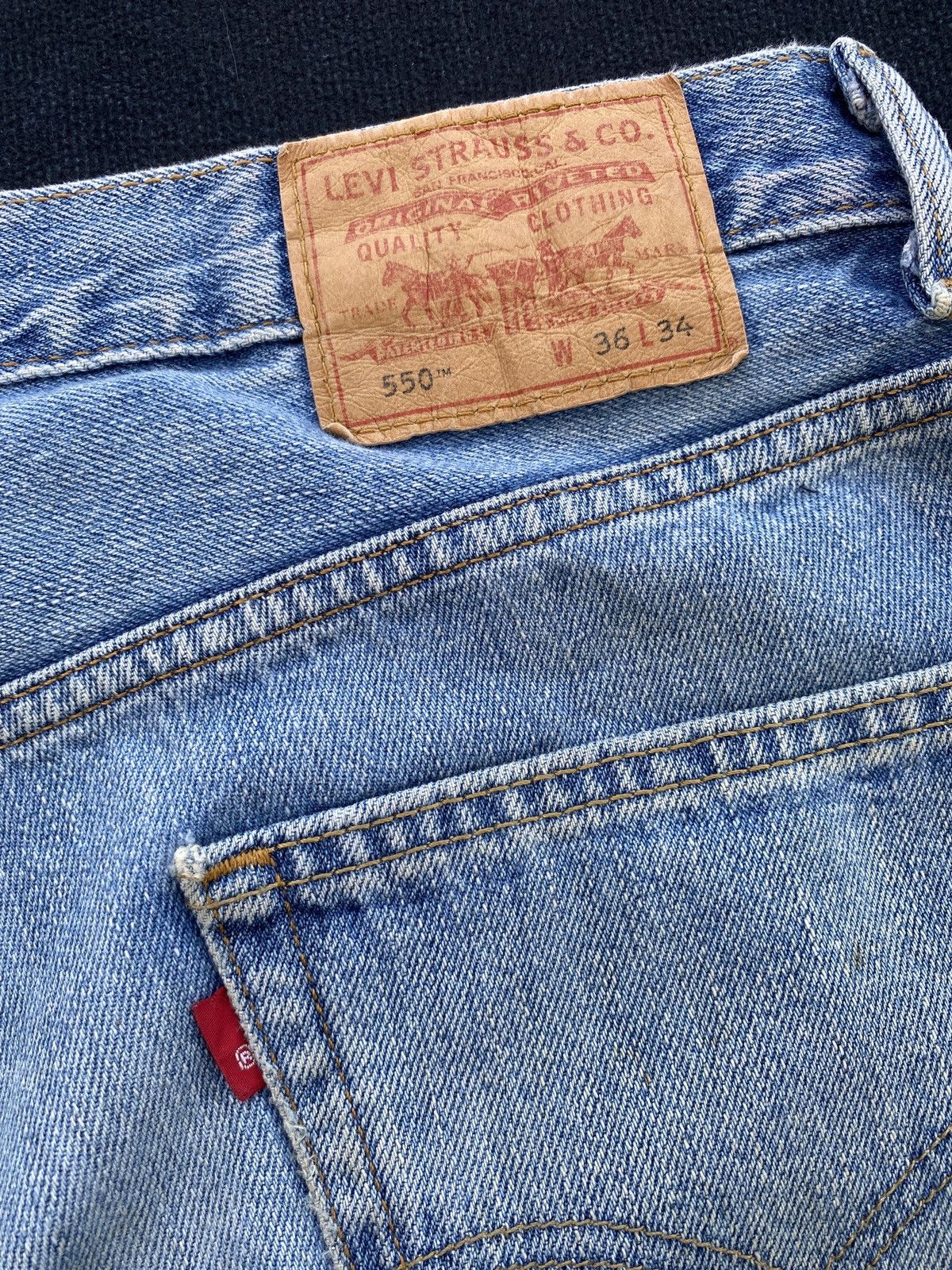 Levi's VINTAGE LEVIS 550 SINGLE ‘R’ BLUE WASH JEANS -J454 Size US 37 - 10 Thumbnail