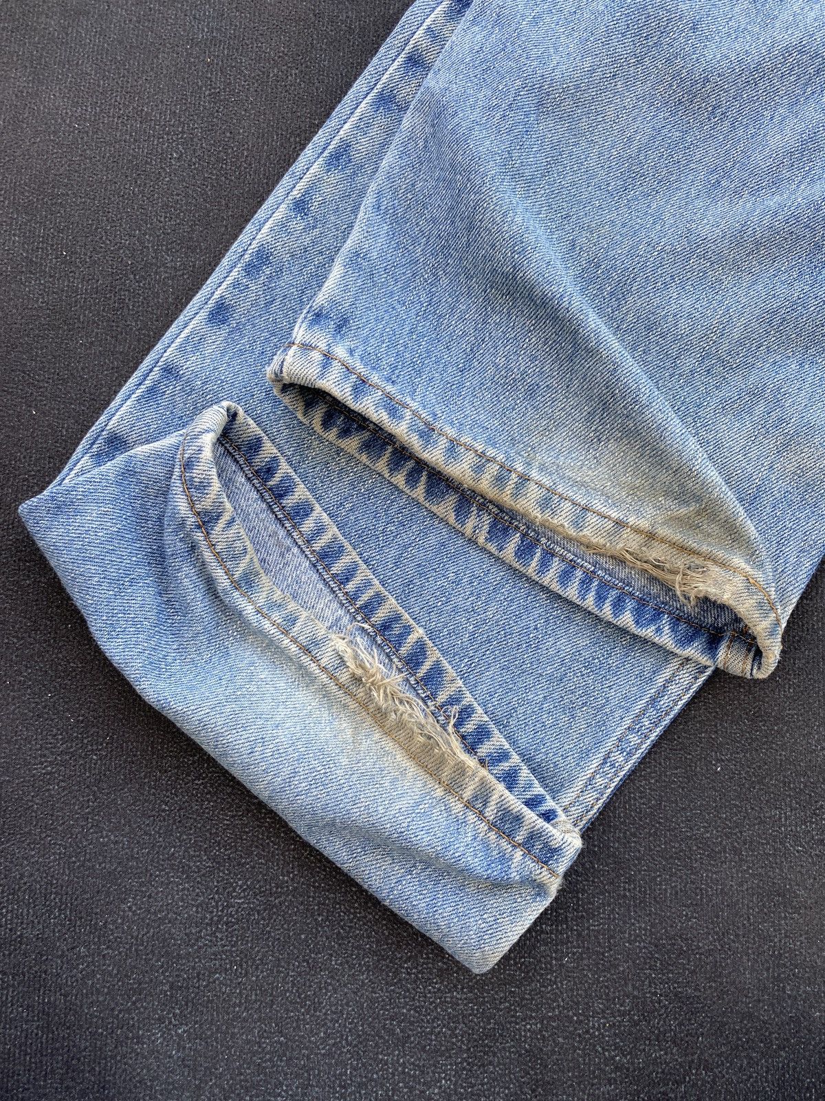 Levi's VINTAGE LEVIS 550 SINGLE ‘R’ BLUE WASH JEANS -J454 Size US 37 - 9 Thumbnail