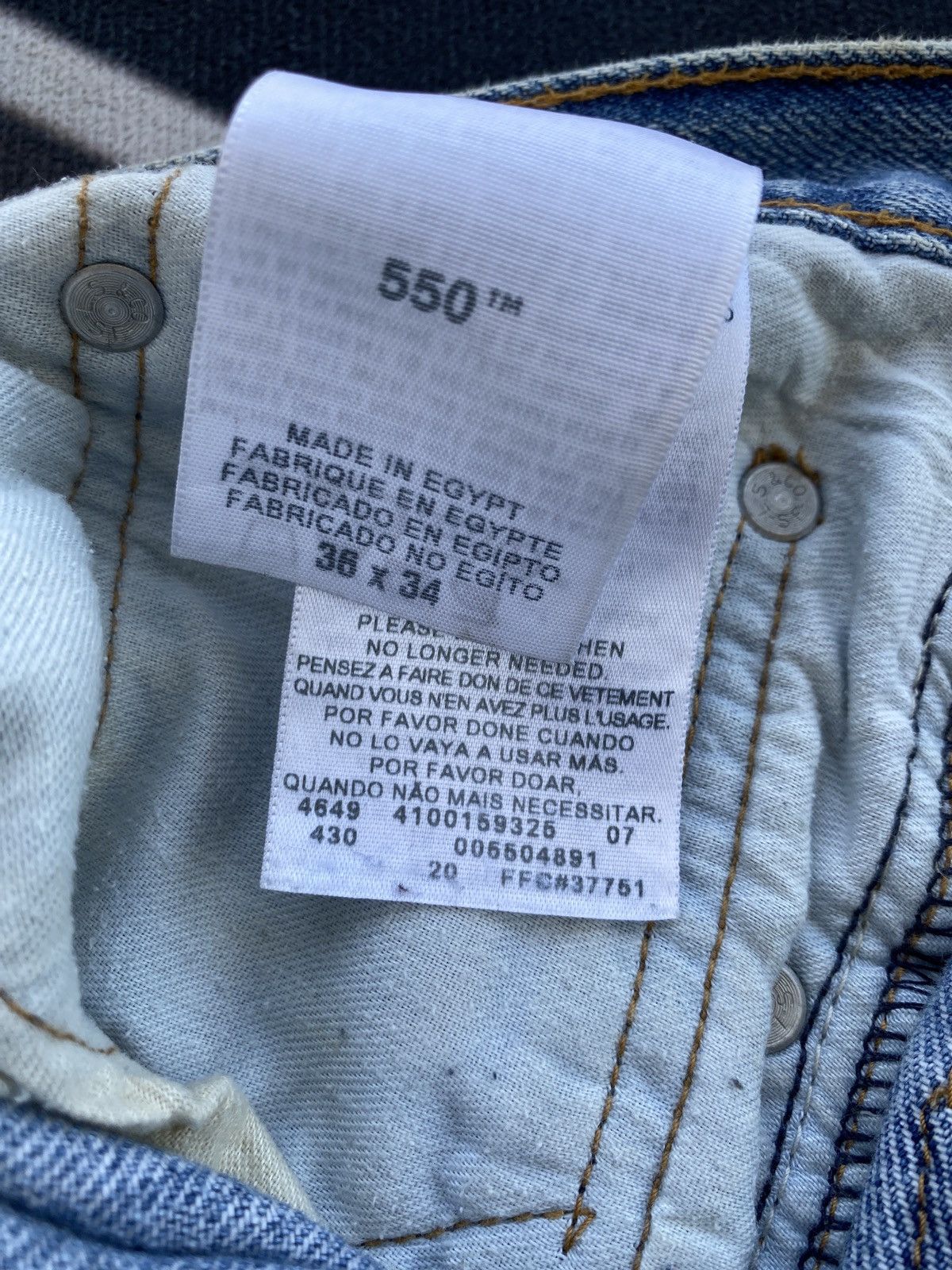 Levi's VINTAGE LEVIS 550 SINGLE ‘R’ BLUE WASH JEANS -J454 Size US 37 - 7 Thumbnail