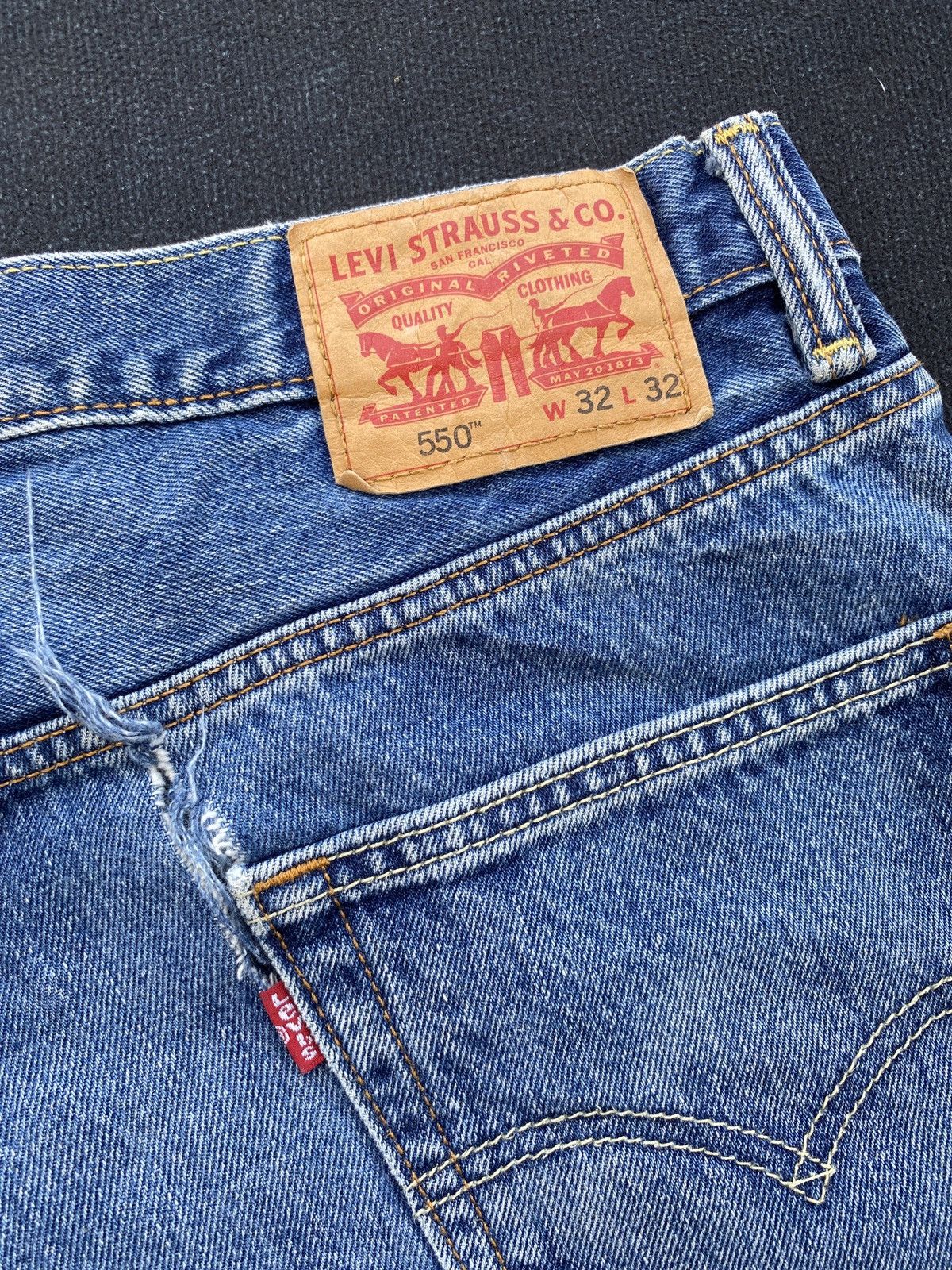 Levi's VINTAGE LEVIS 550 BLUE JEANS -J455 Size US 33 - 11 Thumbnail