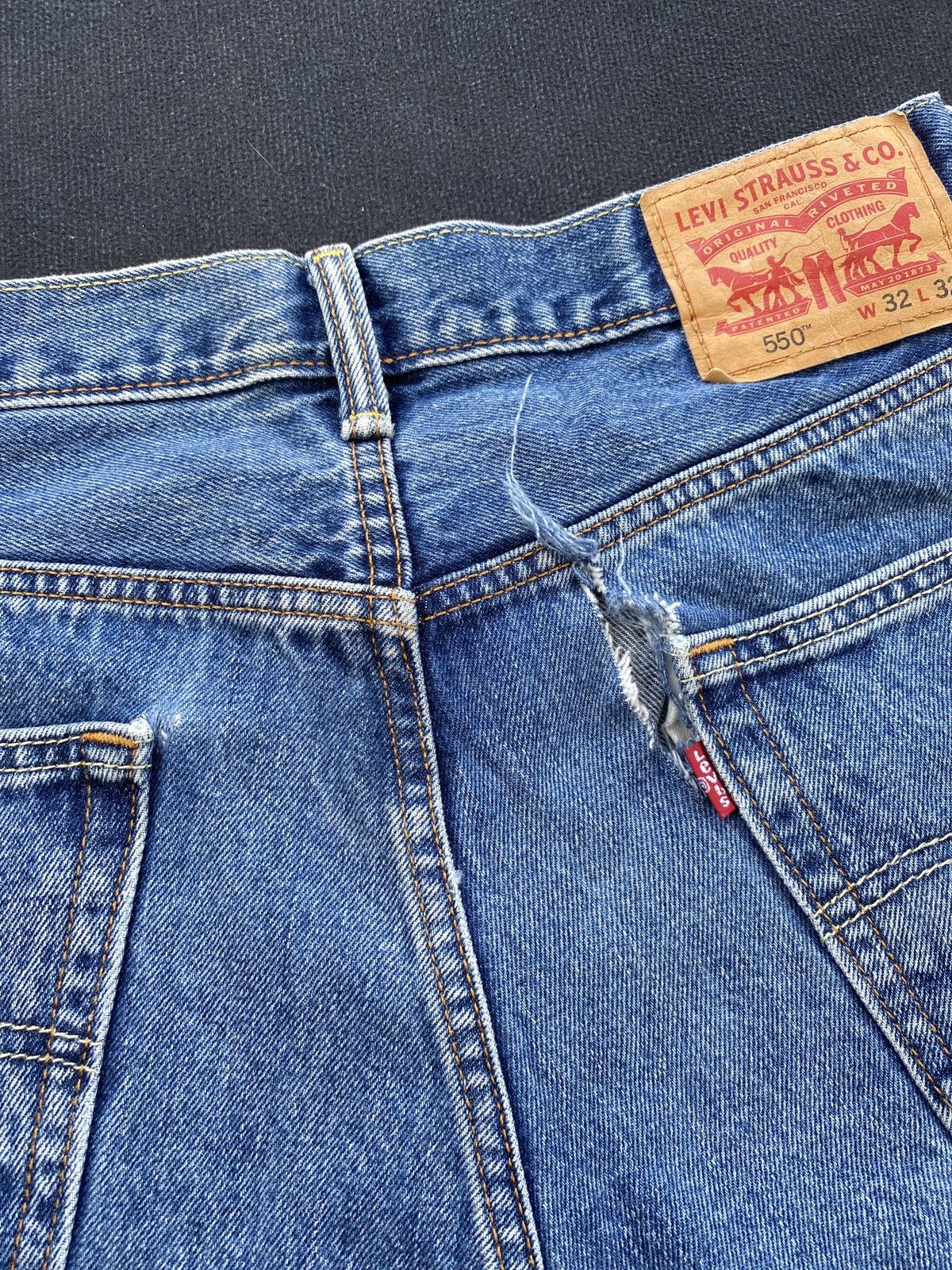 Levi's VINTAGE LEVIS 550 BLUE JEANS -J455 Size US 33 - 10 Thumbnail