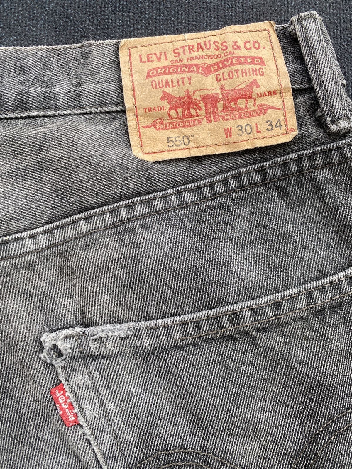 Levi's VINTAGE LEVIS 550 DISTRESSED FADED BLACK JEANS-J457 Size US 31 - 12 Thumbnail