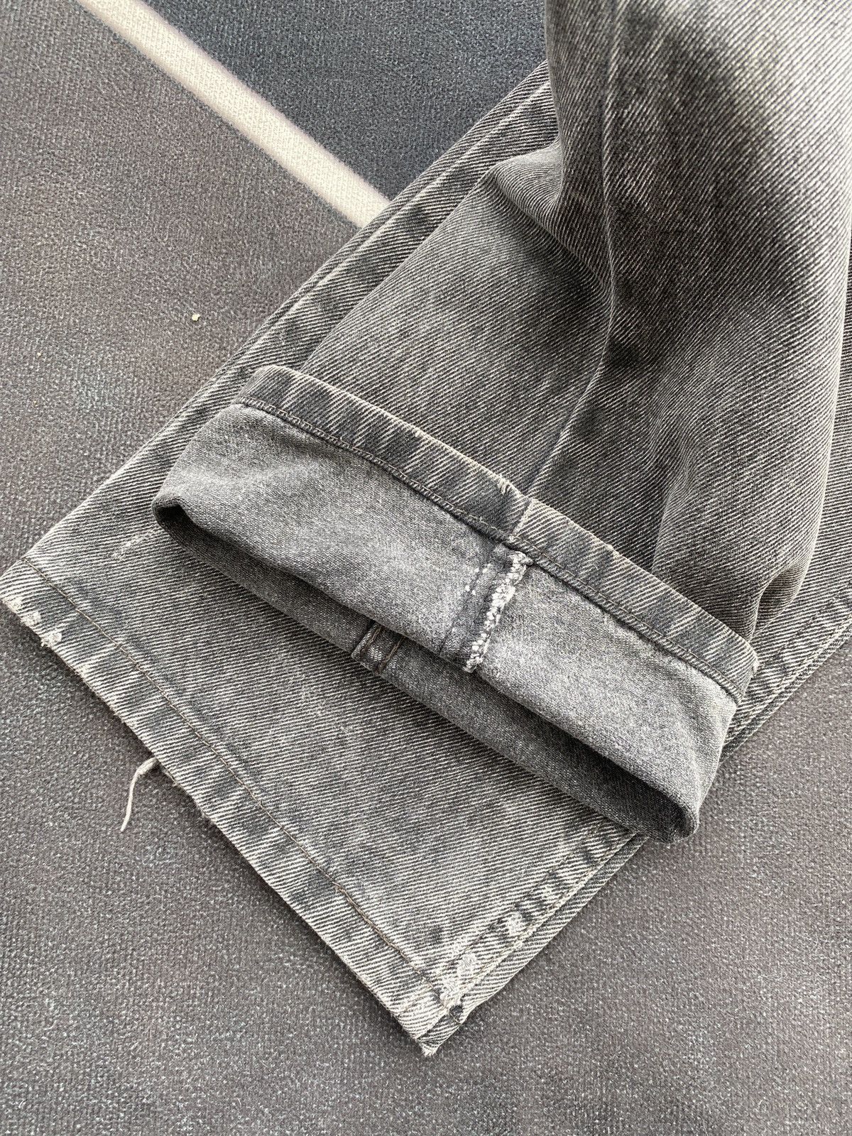 Levi's VINTAGE LEVIS 550 DISTRESSED FADED BLACK JEANS-J457 Size US 31 - 8 Thumbnail
