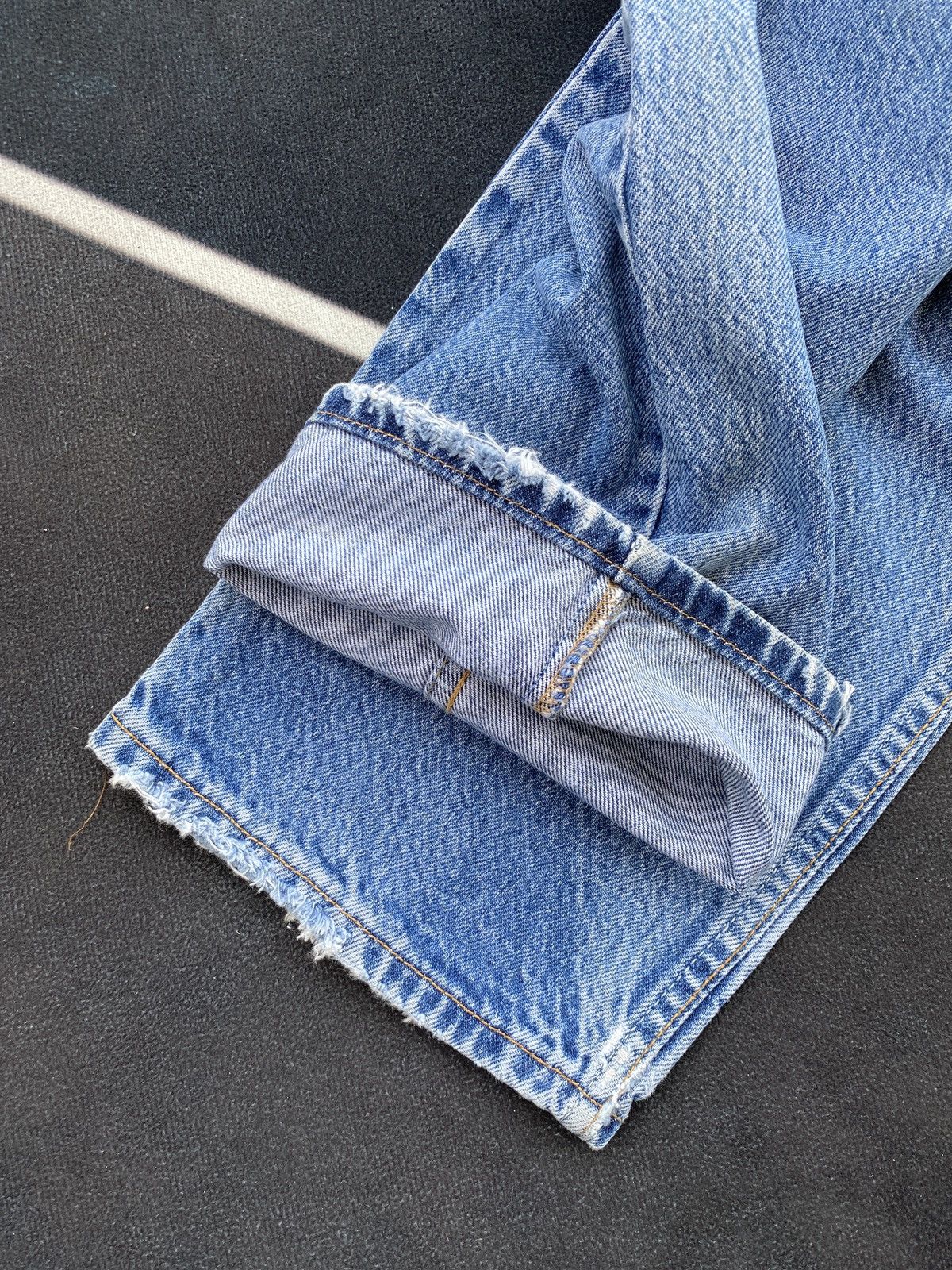 Levi's VINTAGE LEVIS 550 DISTRESSED BLUE STONE WASH JEANS-J458 Size US 37 - 10 Thumbnail