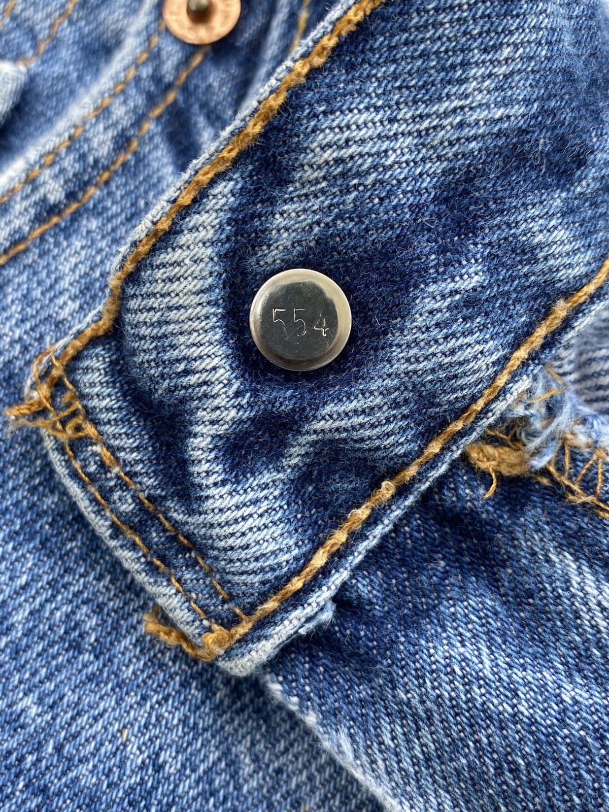 Levi's VINTAGE LEVIS 550 DISTRESSED BLUE STONE WASH JEANS-J458 Size US 37 - 7 Thumbnail