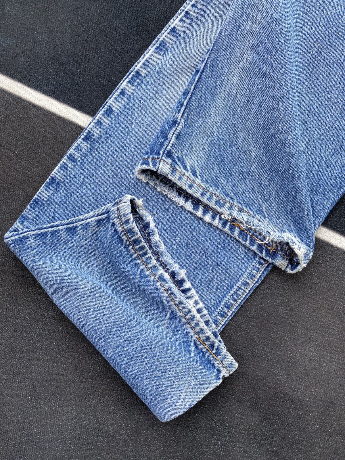 Levi's VINTAGE LEVIS 550 DISTRESSED BLUE STONE WASH JEANS-J458 Size US 37 - 11 Thumbnail