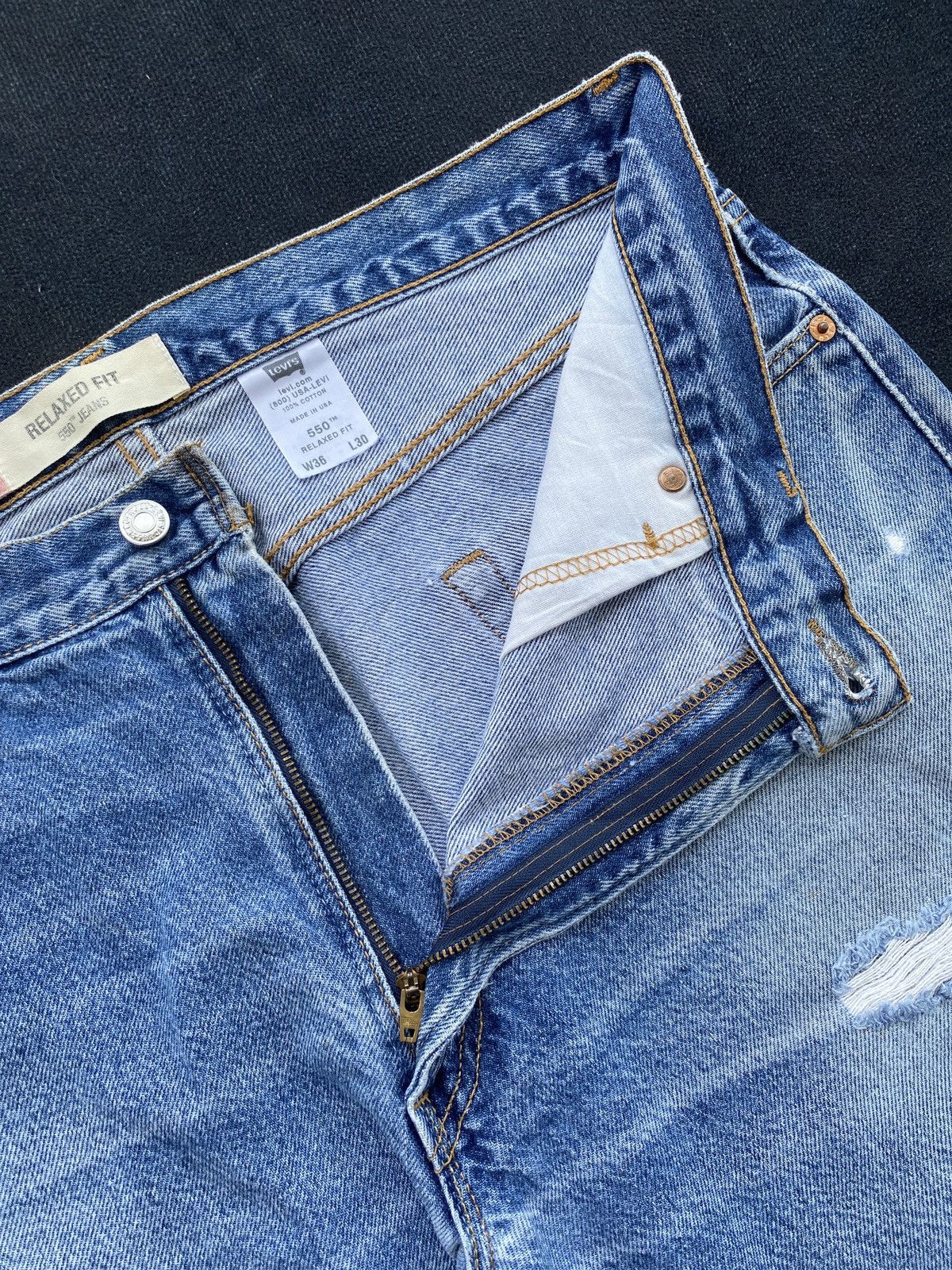 Levi's VINTAGE LEVIS 550 DISTRESSED BLUE STONE WASH JEANS-J458 Size US 37 - 6 Thumbnail