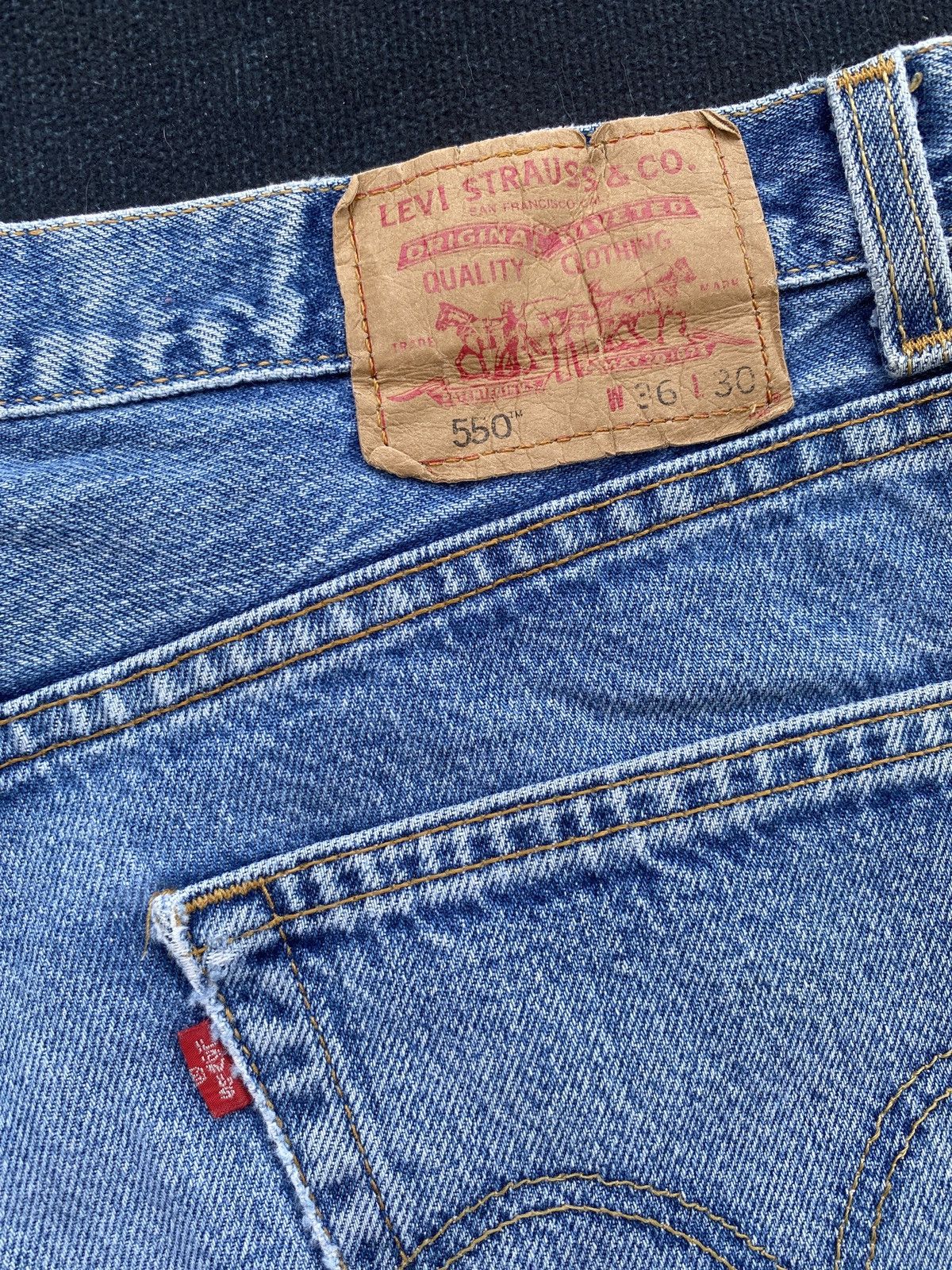 Levi's VINTAGE LEVIS 550 DISTRESSED BLUE STONE WASH JEANS-J458 Size US 37 - 12 Thumbnail