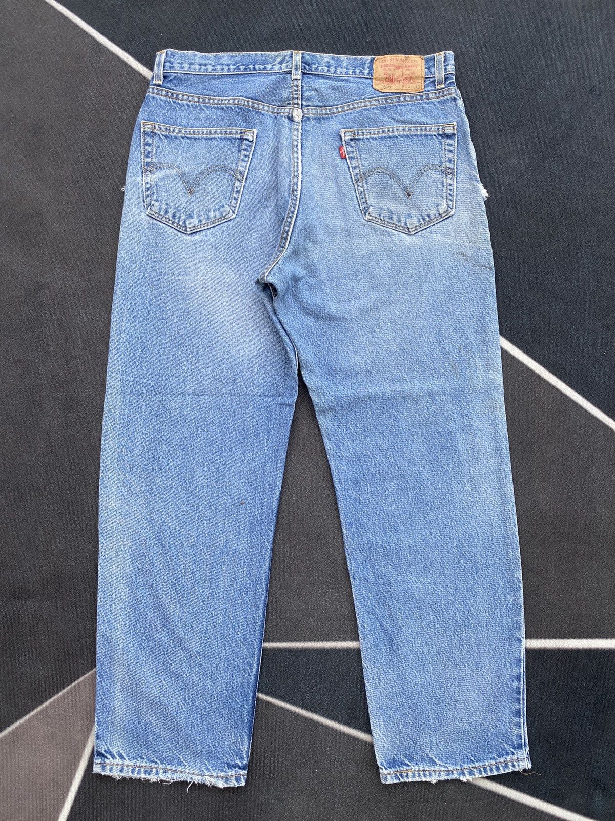 Levi's VINTAGE LEVIS 550 DISTRESSED BLUE STONE WASH JEANS-J458 Size US 37 - 3 Thumbnail