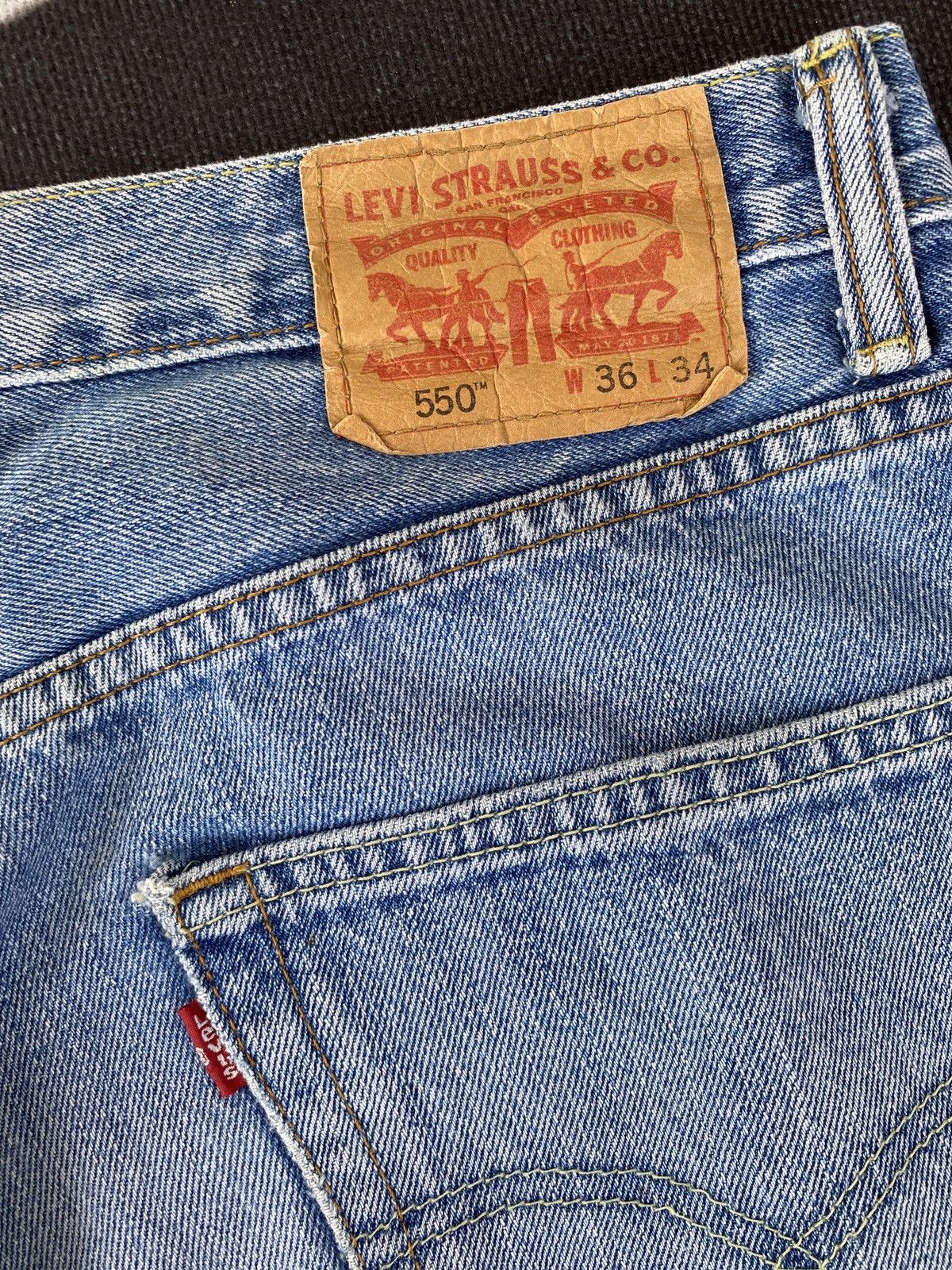 Levi's VINTAGE LEVIS 550 BLUE JEANS-J464 Size US 37 - 10 Thumbnail