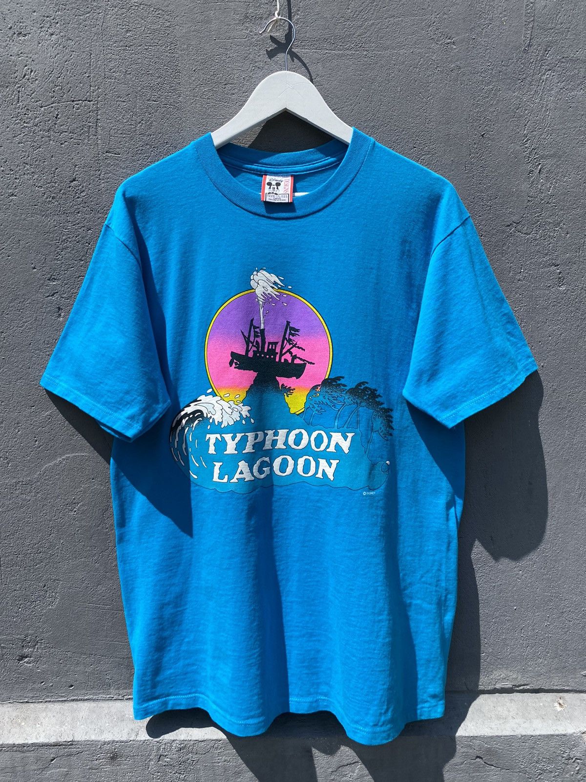 Band Tees × Disney × Vintage Vintage 90s 🌊 Typhoon Lagoon Disneyland Movie T Shirt Size US L / EU 52-54 / 3 - 2 Thumbnail