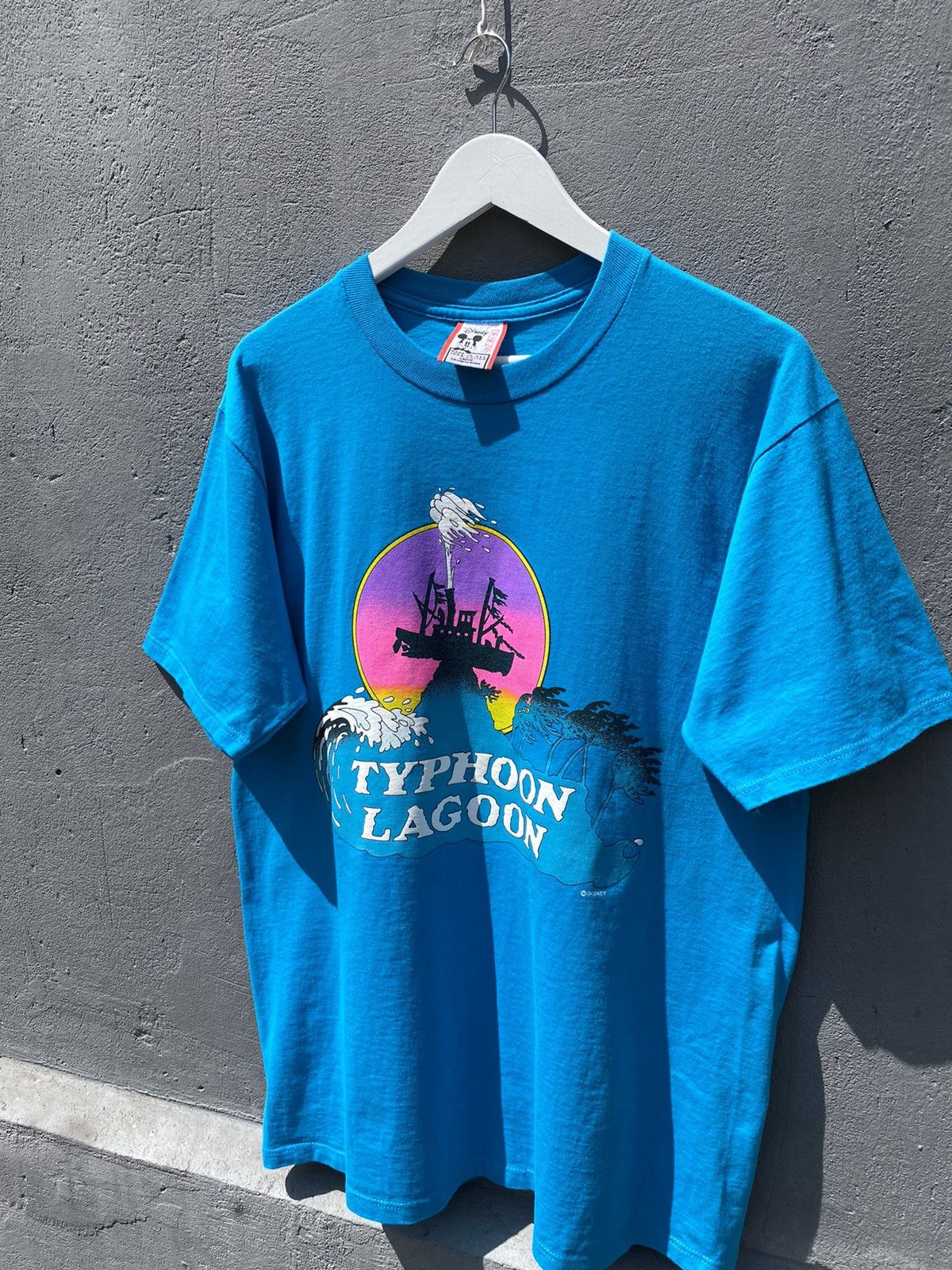 Band Tees × Disney × Vintage Vintage 90s 🌊 Typhoon Lagoon Disneyland Movie T Shirt Size US L / EU 52-54 / 3 - 4 Thumbnail