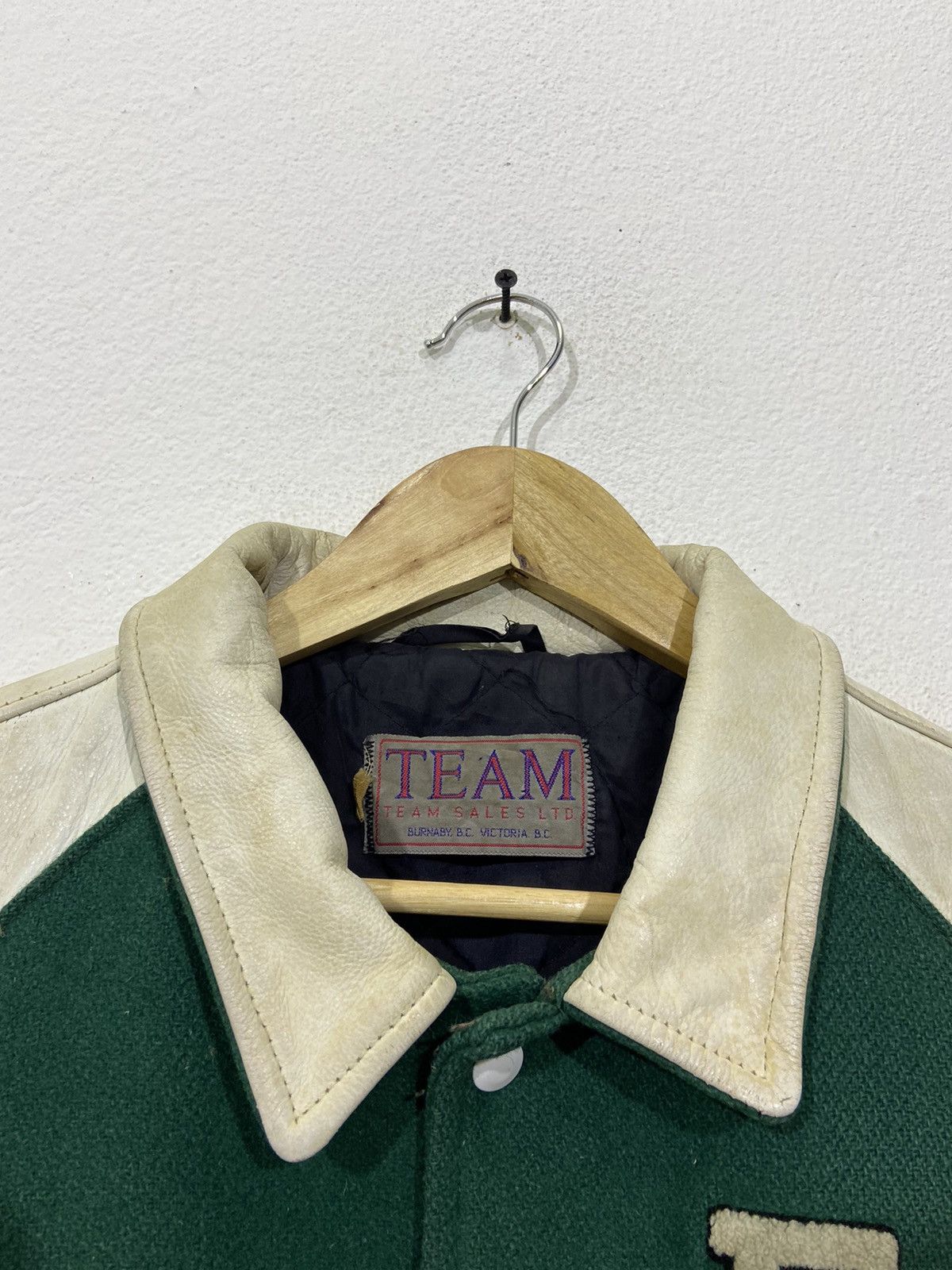 Vintage Vintage Burnaby Victoria Team Canada Varsity Leather Jacket Size US L / EU 52-54 / 3 - 4 Thumbnail