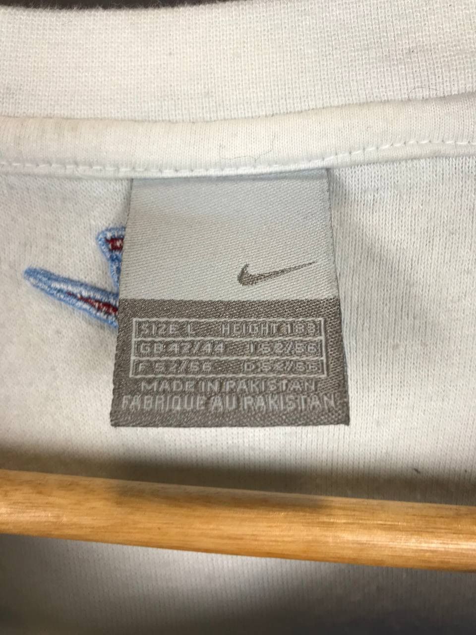 Vintage Nike swoosh streetwear vintage center logo tee Size US L / EU 52-54 / 3 - 3 Thumbnail