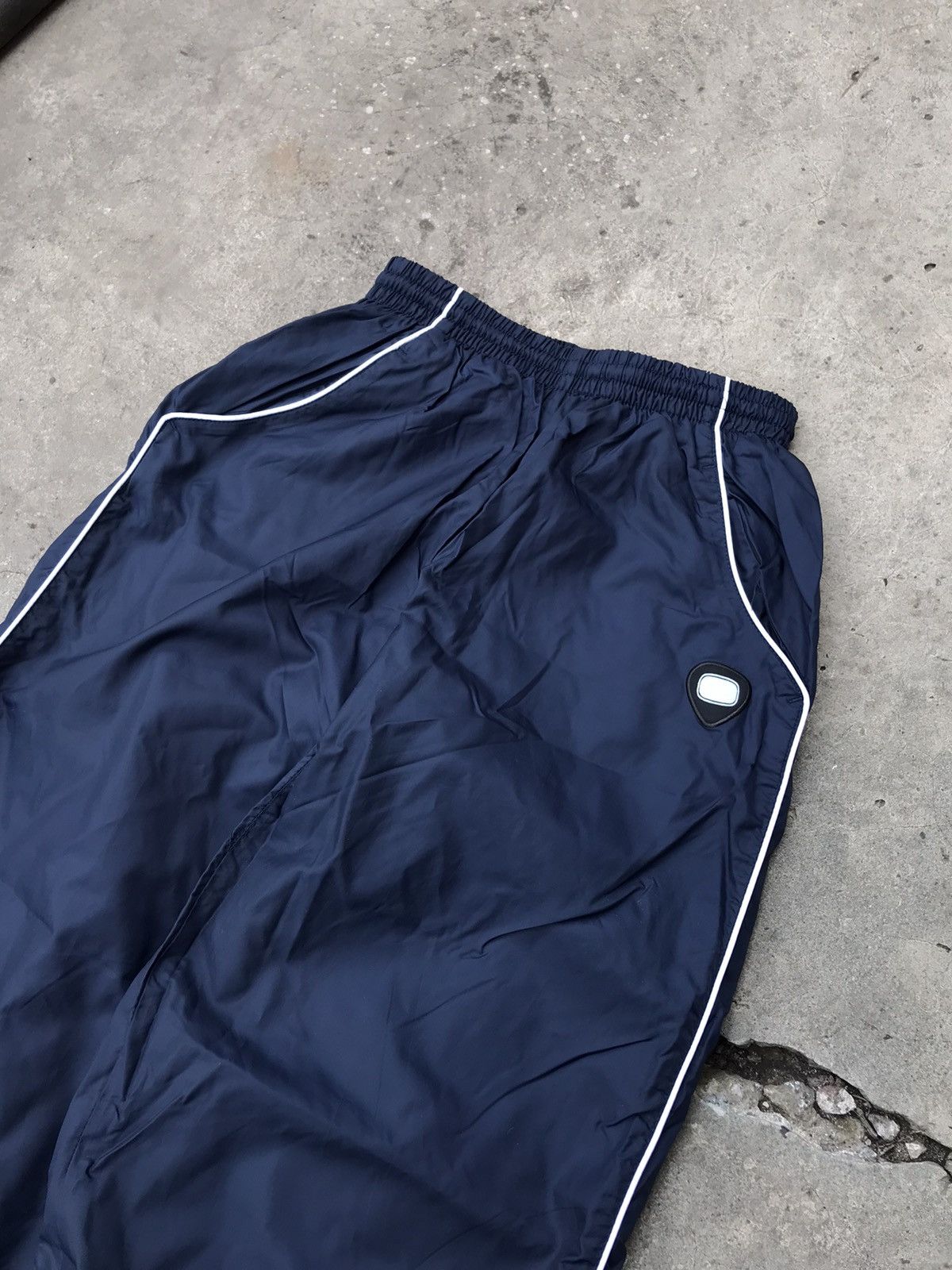 Nike × Vintage Nike 00s Nylon Navy Pants Y2K Size US 32 / EU 48 - 4 Thumbnail