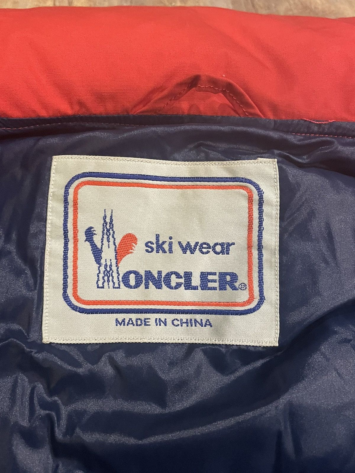 Moncler Vintage Moncler Red Down Puffer Jacket Embroidered Logo Size US S / EU 44-46 / 1 - 13 Thumbnail