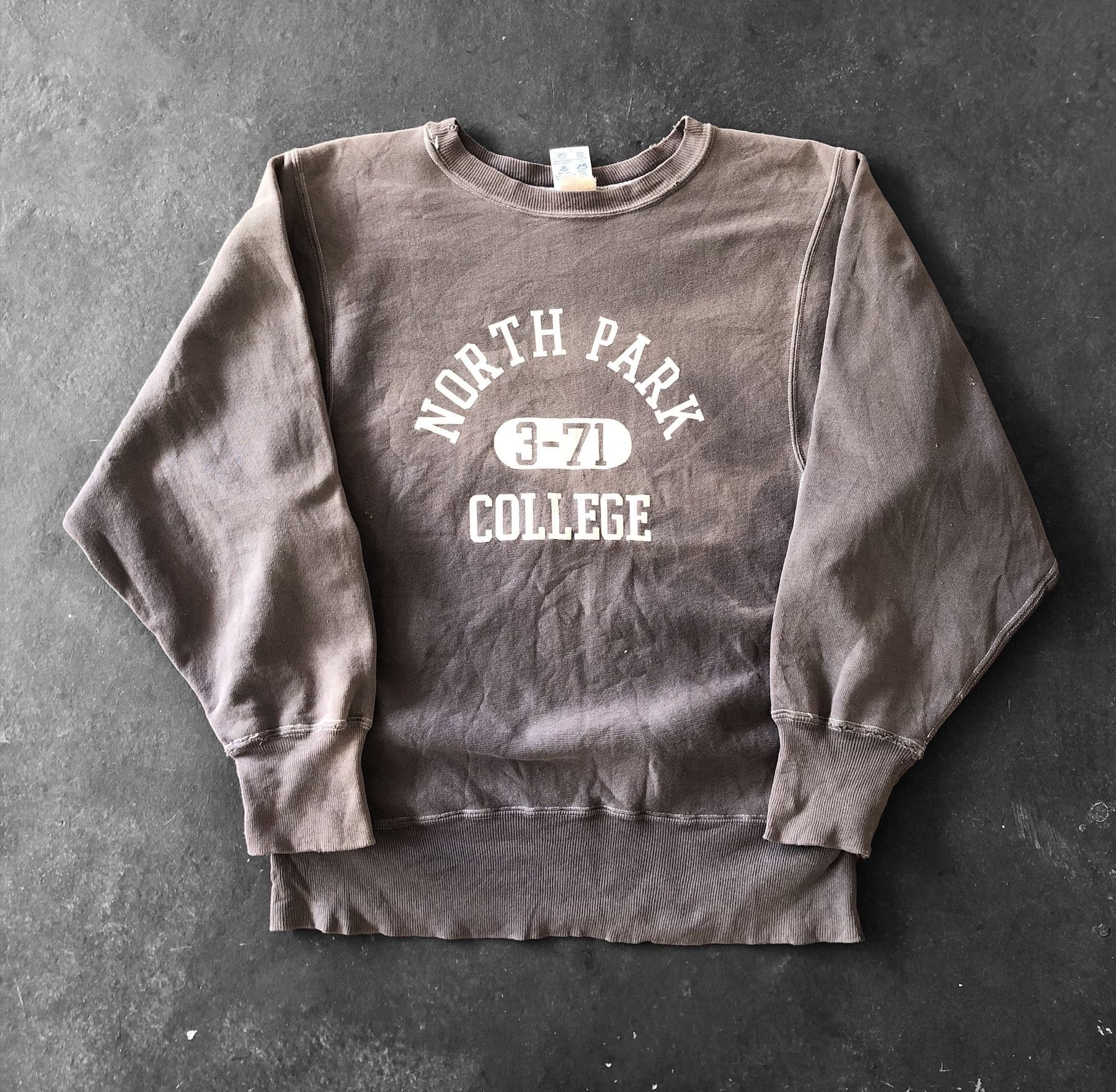 Champion VINTAGE DISTRESSED CHAMPION REVERSE WEAVE SWEATSHIRT Size US M / EU 48-50 / 2 - 1 Thumbnail