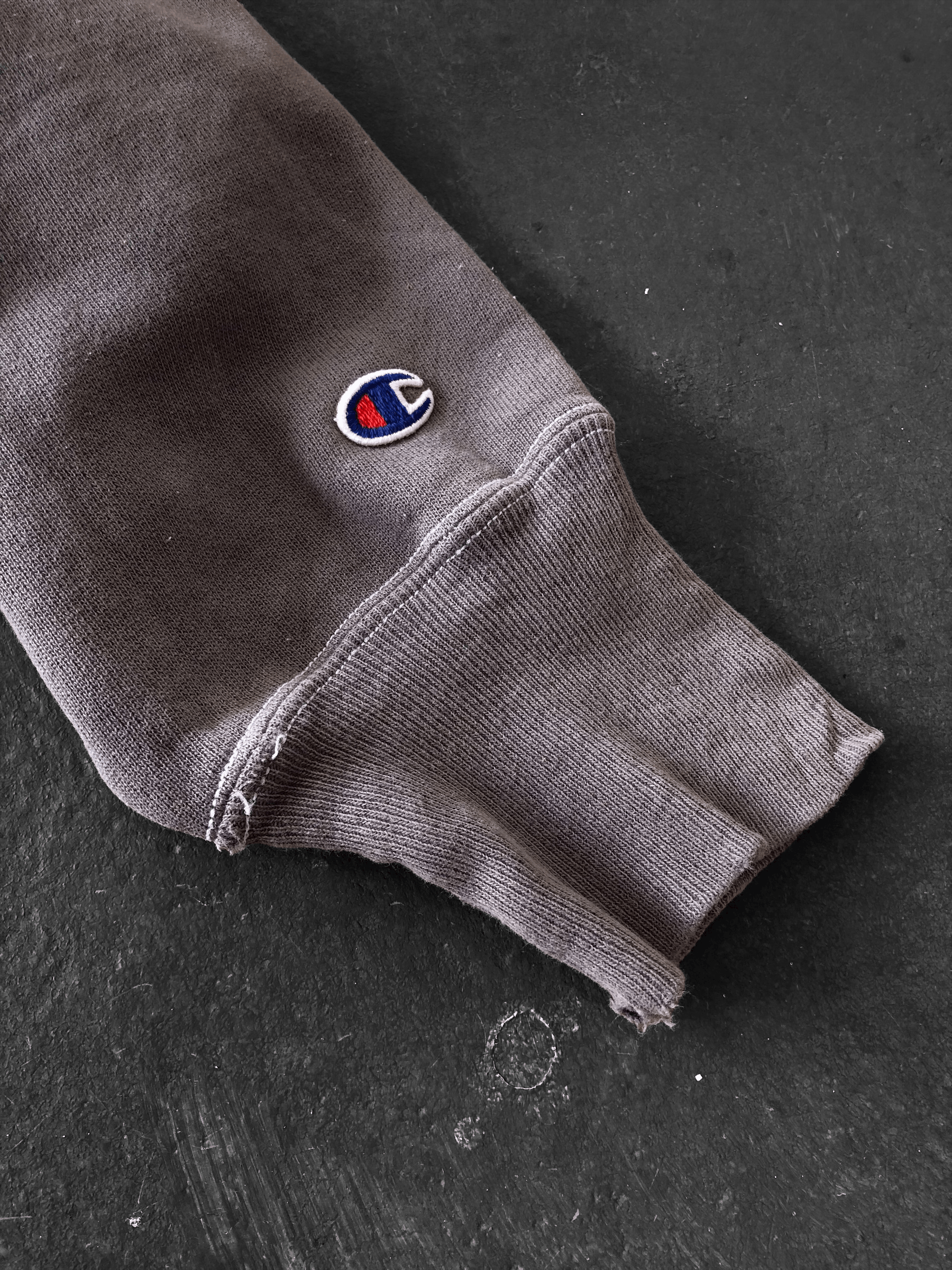 Champion VINTAGE DISTRESSED CHAMPION REVERSE WEAVE SWEATSHIRT Size US M / EU 48-50 / 2 - 3 Thumbnail