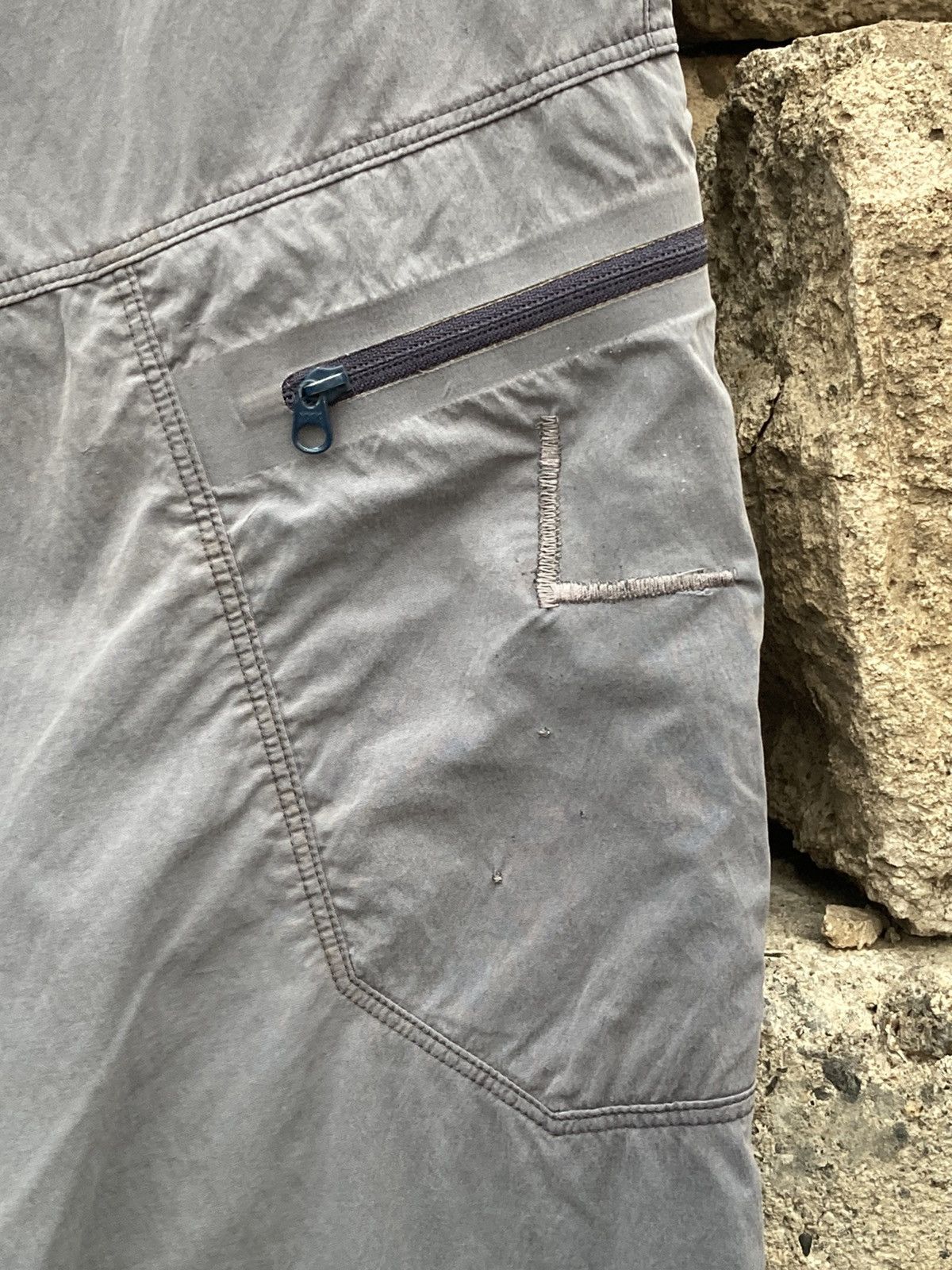 Arc'teryx Vintage Arcteryx distressed nylon blue cargo pant Size US 32 / EU 48 - 7 Thumbnail
