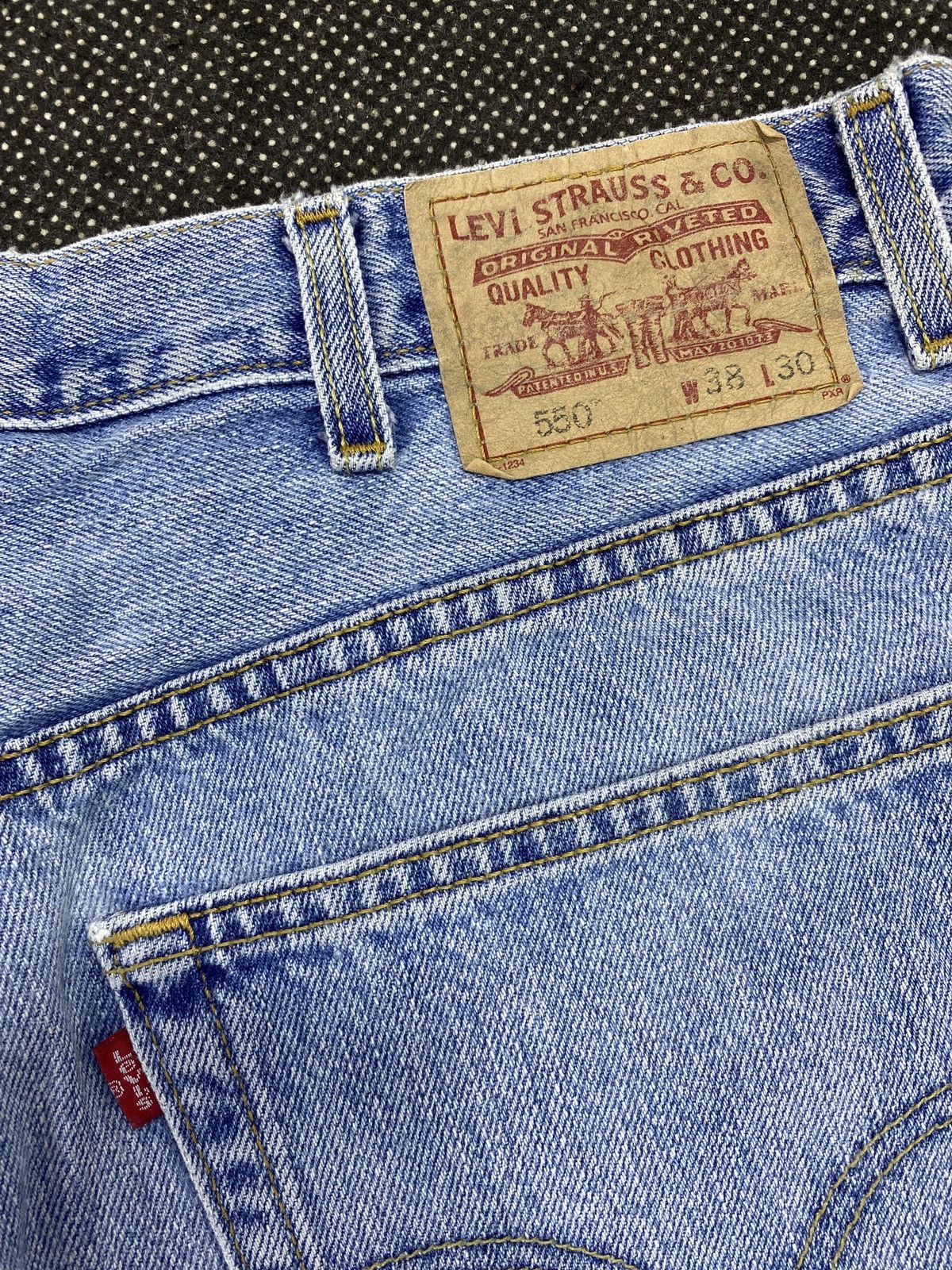 Levi's VINTAGE LEVIS 550 DISTRESSED BLUE JEANS-J477 Size US 38 / EU 54 - 11 Thumbnail