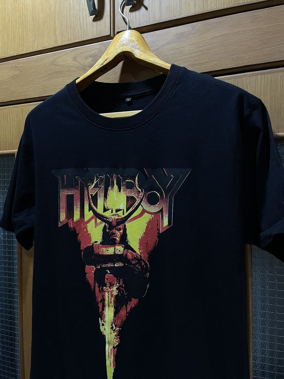 Vintage HELLBOY GIVE EVIL HELL MOVIE PROMO T-SHIRT (2019) Size US M / EU 48-50 / 2 - 1 Thumbnail
