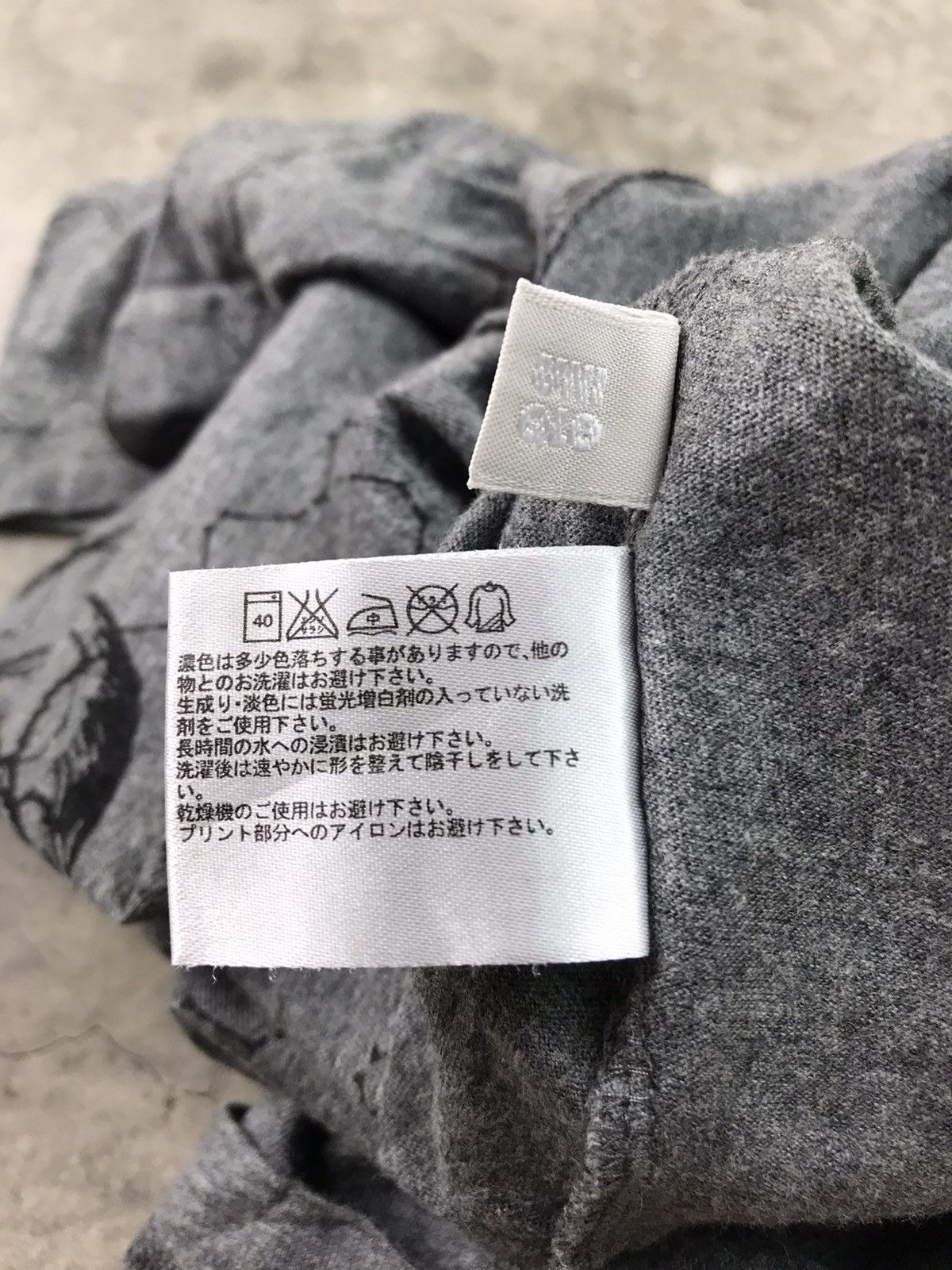Japanese Brand × Uniqlo UNIQLO X THE EVOLUTION STORE NYC SKULLS SKELETONS Size US M / EU 48-50 / 2 - 8 Thumbnail