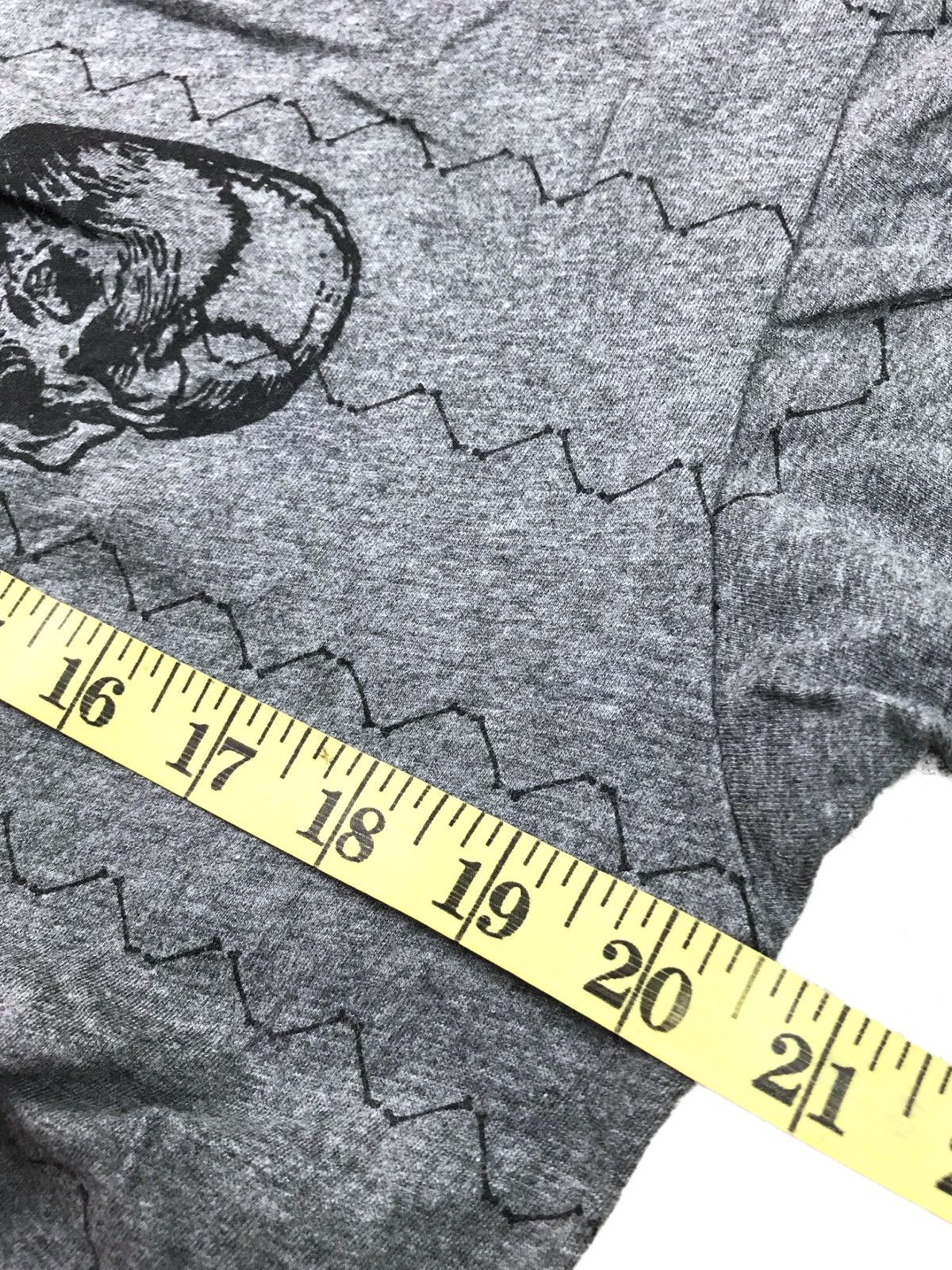 Japanese Brand × Uniqlo UNIQLO X THE EVOLUTION STORE NYC SKULLS SKELETONS Size US M / EU 48-50 / 2 - 9 Thumbnail