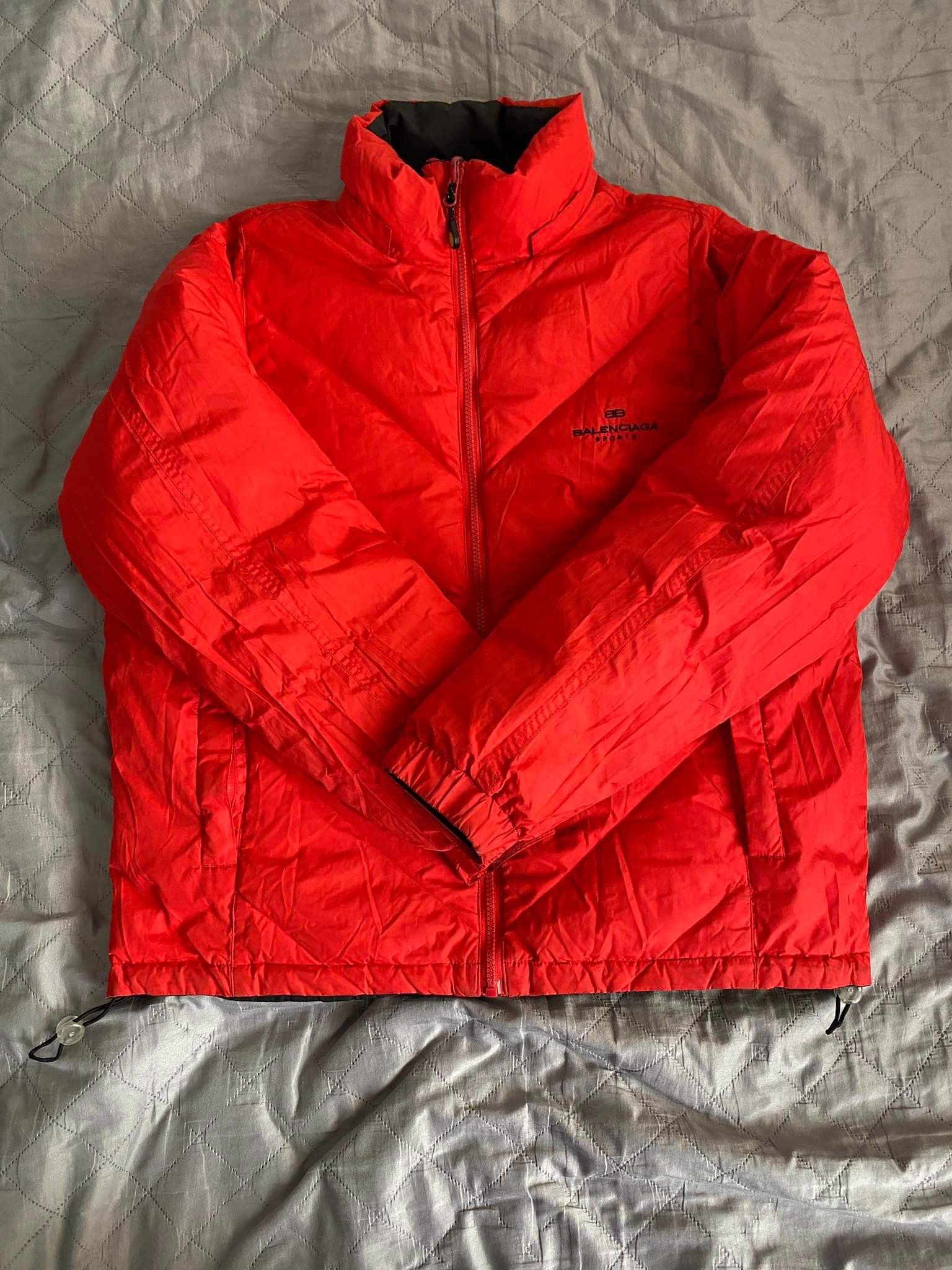 ダウンジャケット・コート BALENCIAGA REVERSIBLE RED AND BLACK DOWN JACKET Balenciaga Reversible red and black down jacket in technical