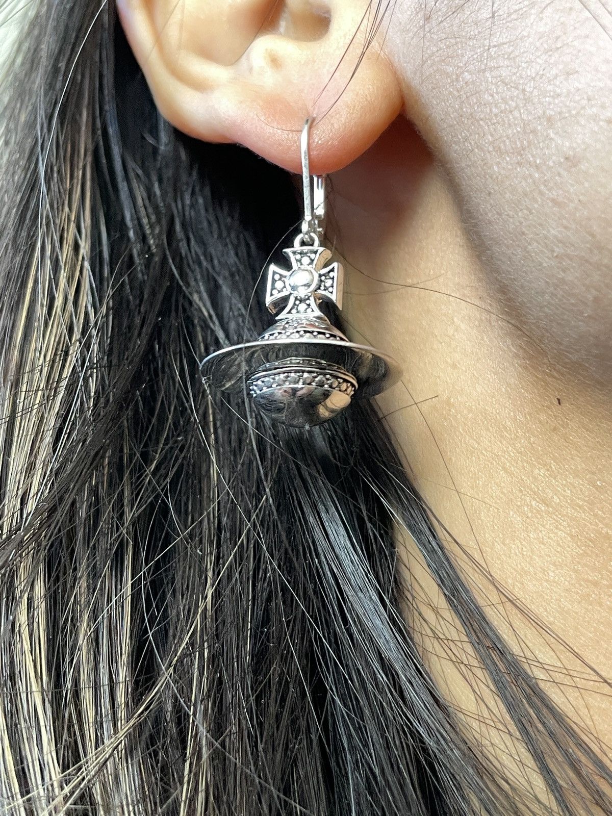 Vivienne Westwood Unisex dangle earring - big orb, multiple engravings, lever Size ONE SIZE - 1 Thumbnail