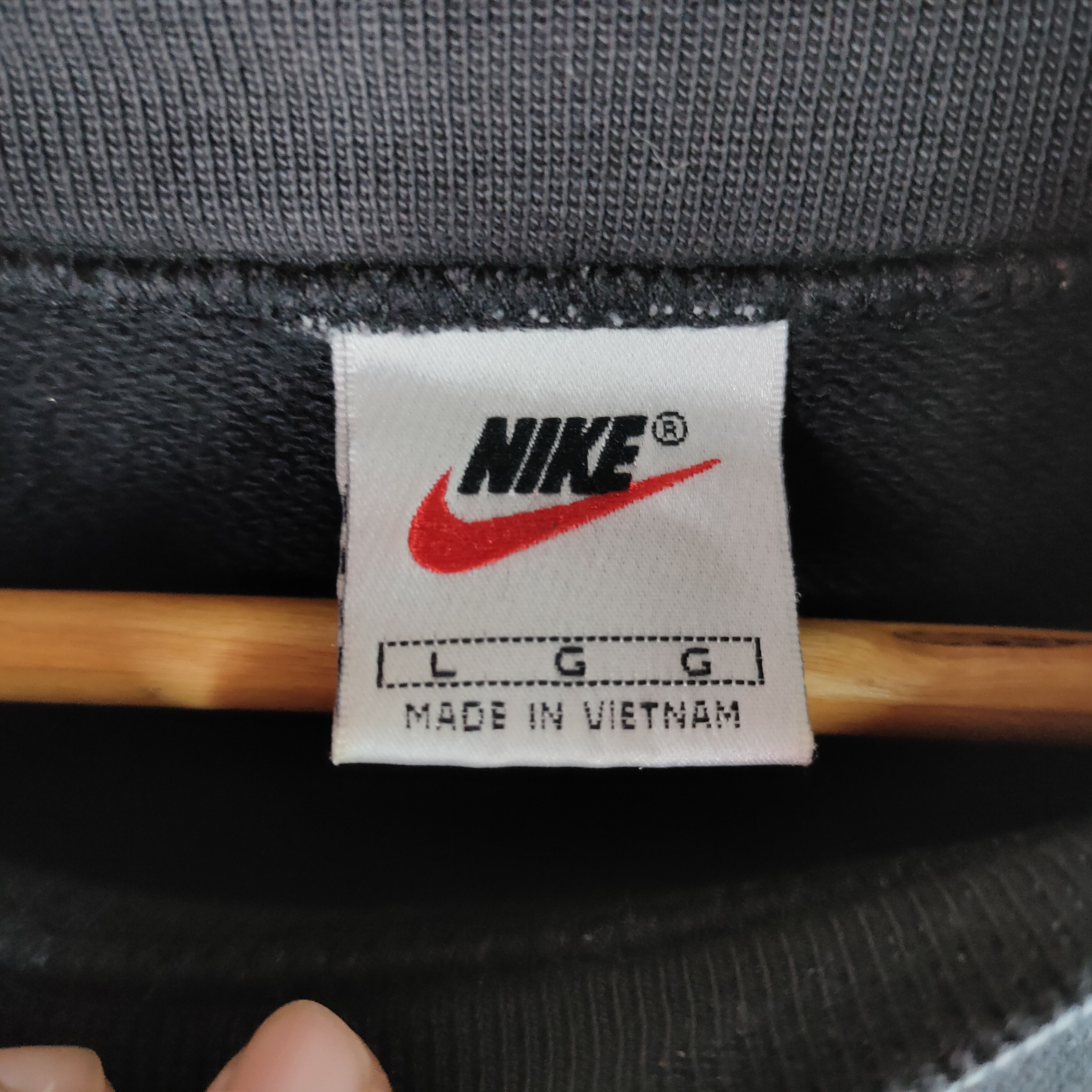 Nike VINTAGE NIKE 90s White Embroidery Swoosh Logo Sweatshirt Size US L / EU 52-54 / 3 - 3 Thumbnail
