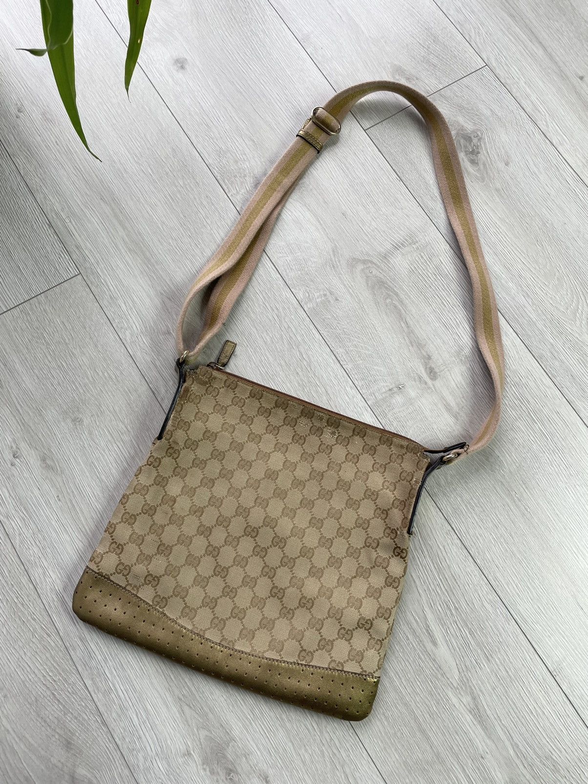 Gucci × Vintage Gucci GG SUPREME MONOGRAM CANVAS BAG / MESSENGER Size ONE SIZE - 1 Thumbnail
