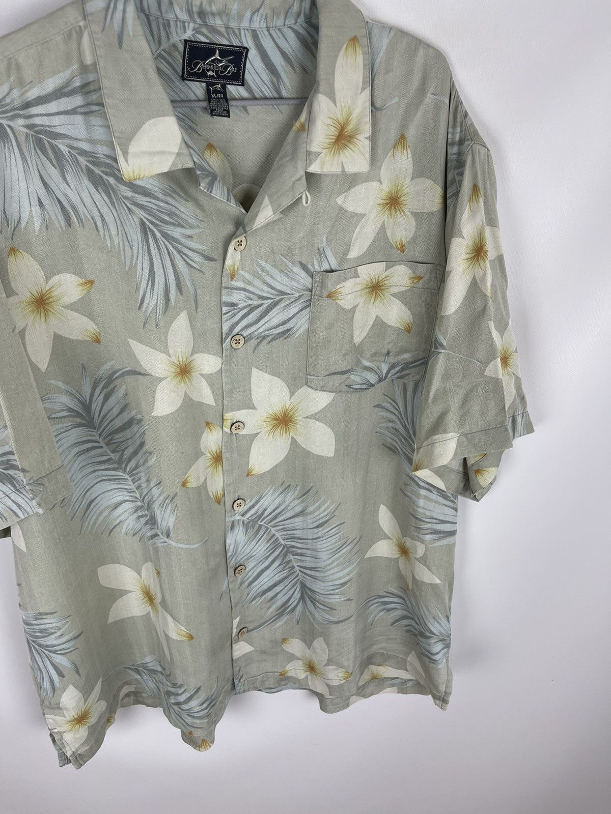 Vintage Bermuda Bay vintage 100% silk flowers feathers pattern shirt Size US XL / EU 56 / 4 - 5 Thumbnail
