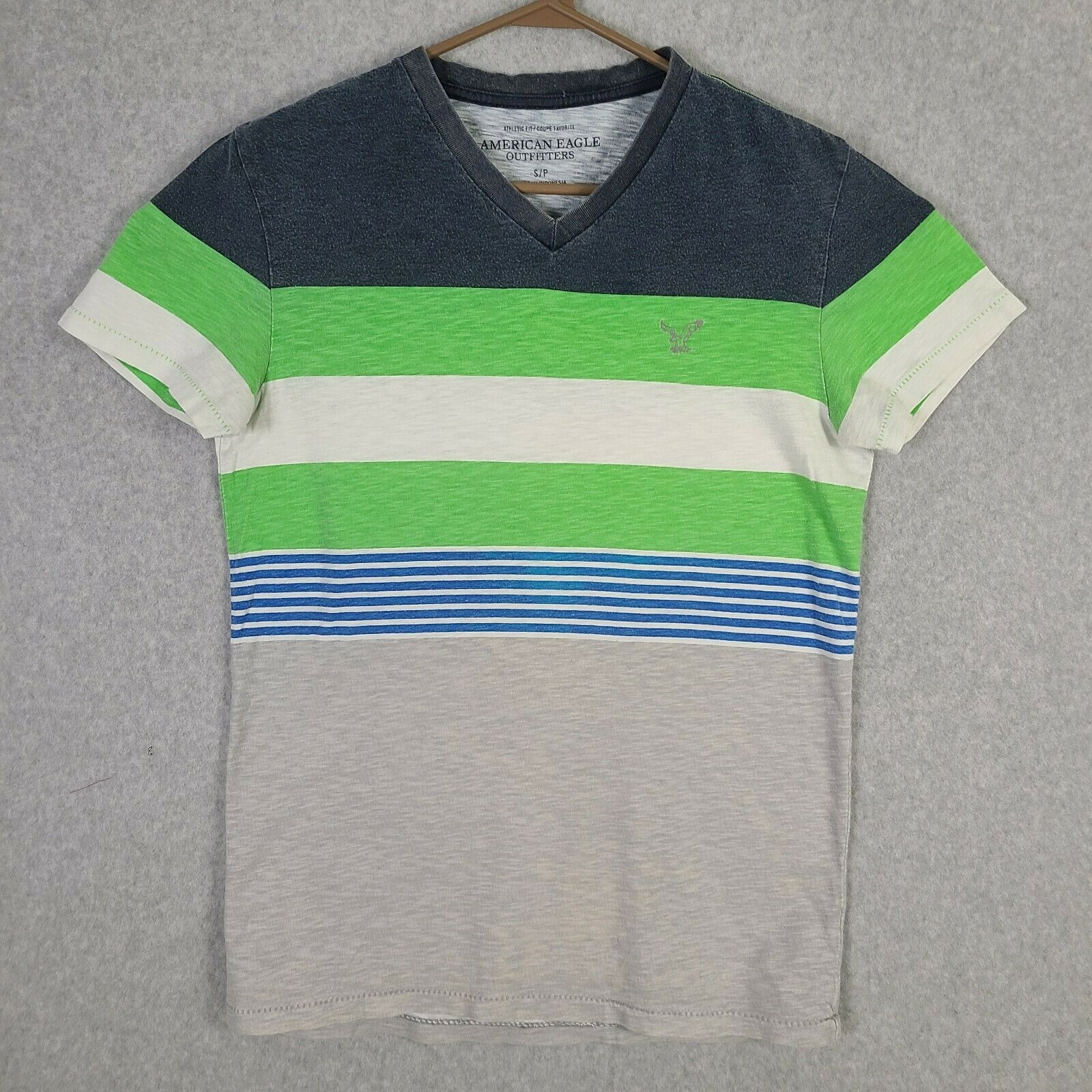 American Eagle Outfitters American Eagle T Shirt Men Small V Neck