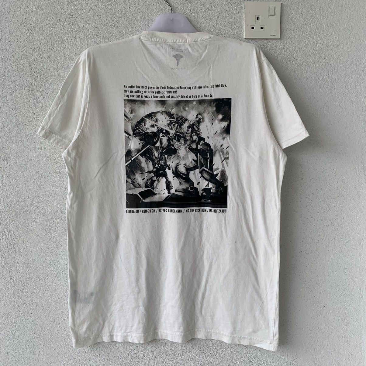 UNIQLO X GUNDAM t shirt spell out big design.. japan anime
