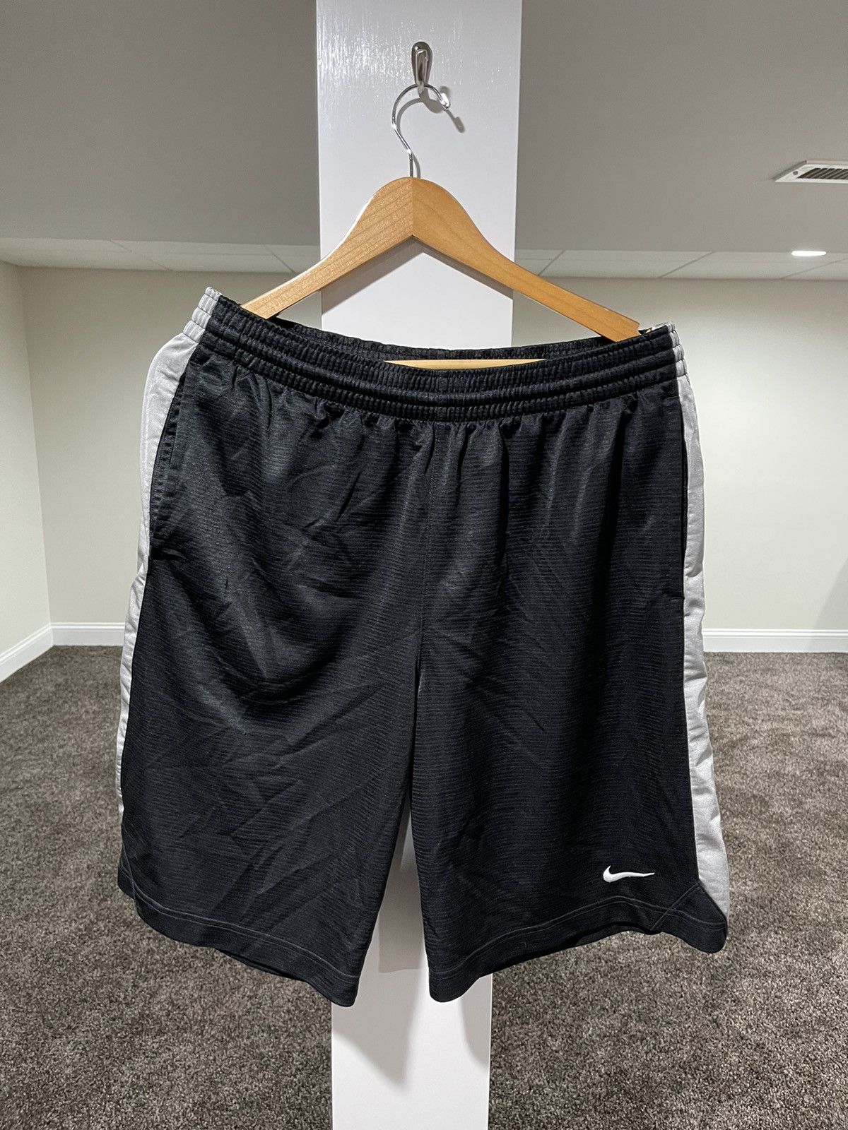 Nike Vintage Nike Black Gym / Basketball Althetic Shorts Size US 34 / EU 50 - 1 Thumbnail