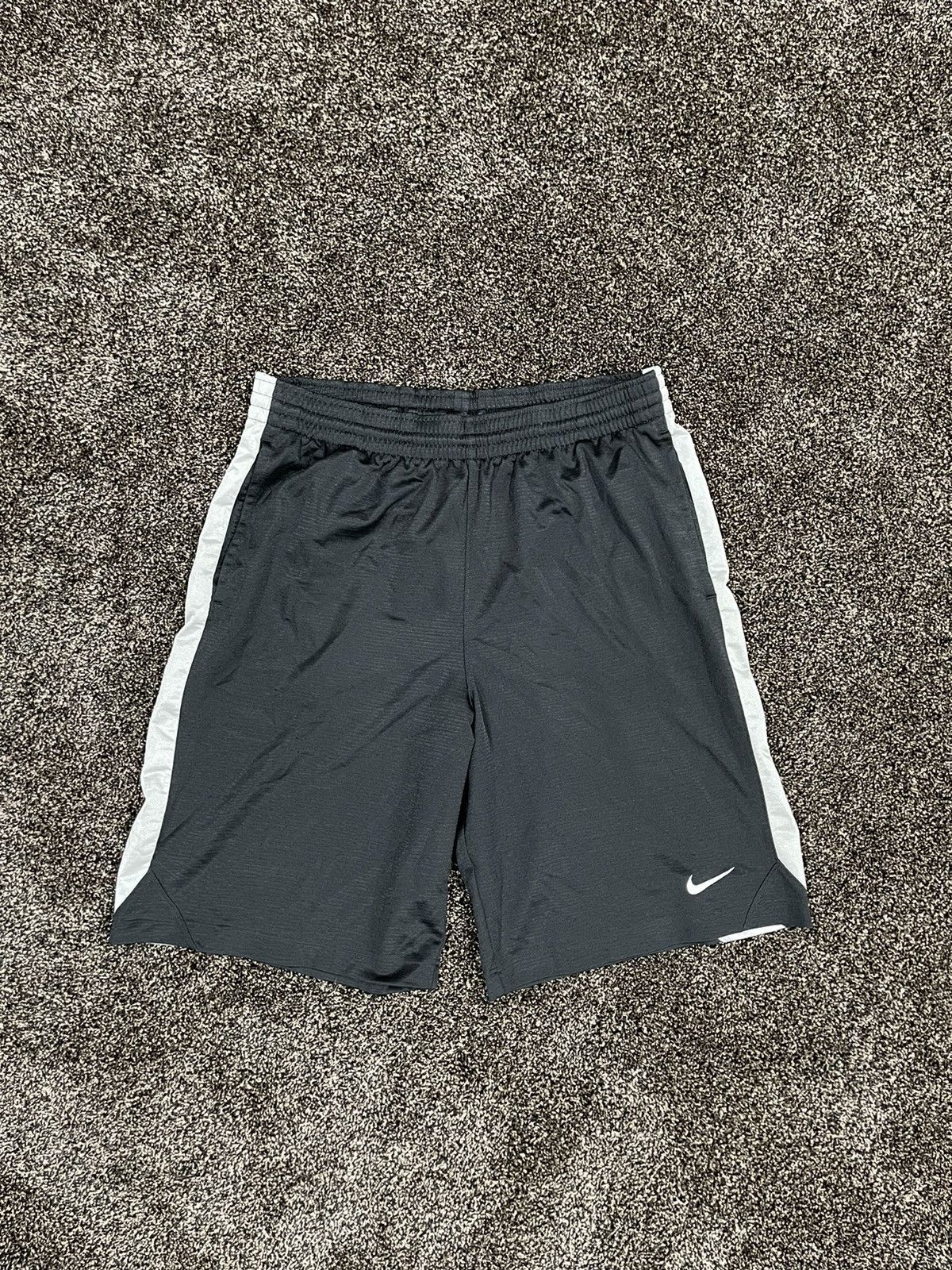 Nike Vintage Nike Black Gym / Basketball Althetic Shorts Size US 34 / EU 50 - 2 Thumbnail