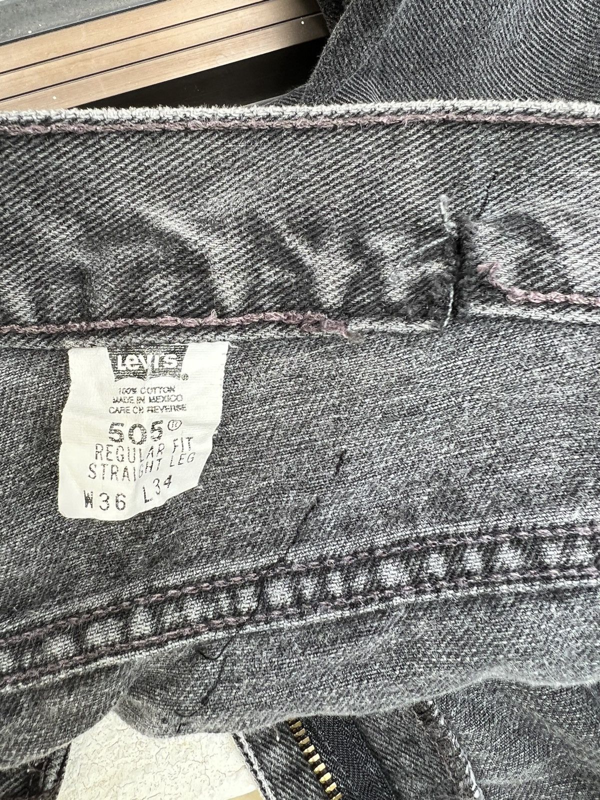 Levi's VTG 2001 Levi’s 505 Fade Black Denim Regular Straight Jeans Size US 35 - 19 Thumbnail