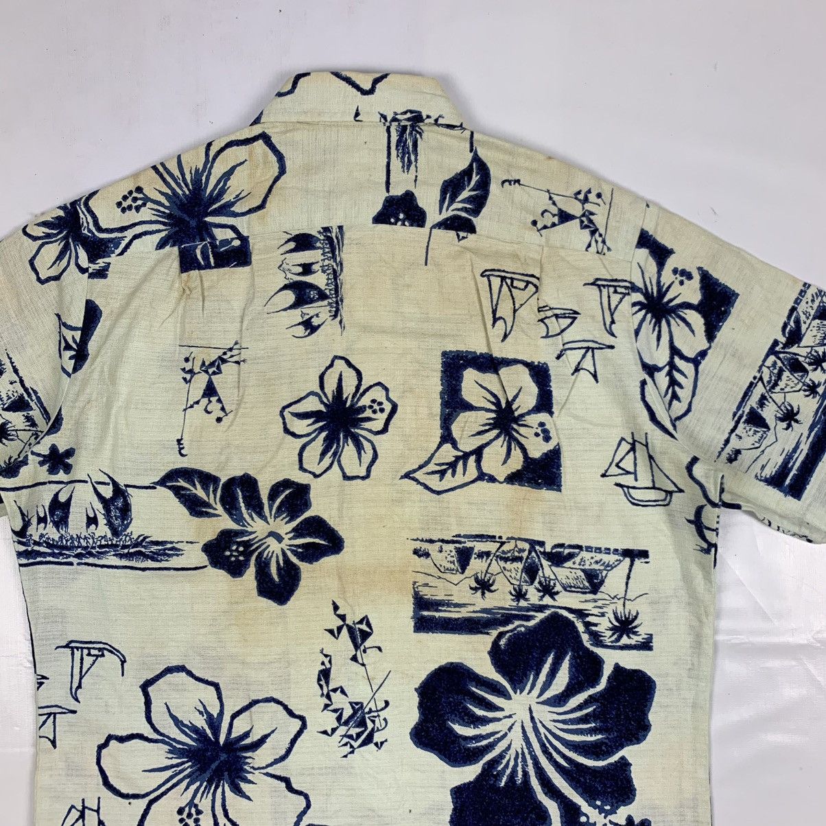 Vintage Vintage Hawaiian Flower Button Up Shirt Size US XL / EU 56 / 4 - 12 Thumbnail
