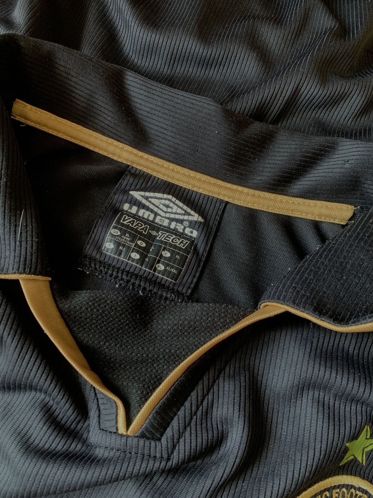 Umbro × Vintage 2003 Umbro Celtic vintage black/gold soccer jersey Size US XL / EU 56 / 4 - 6 Thumbnail