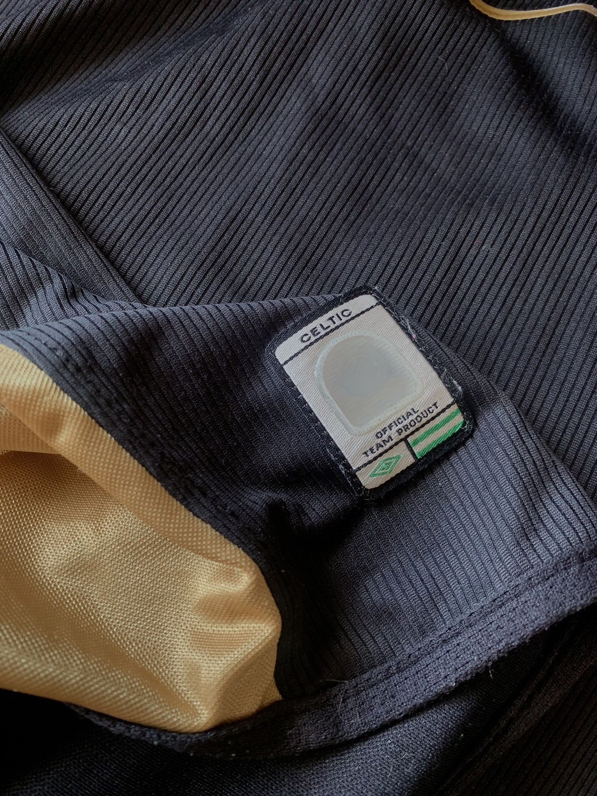 Umbro × Vintage 2003 Umbro Celtic vintage black/gold soccer jersey Size US XL / EU 56 / 4 - 7 Thumbnail